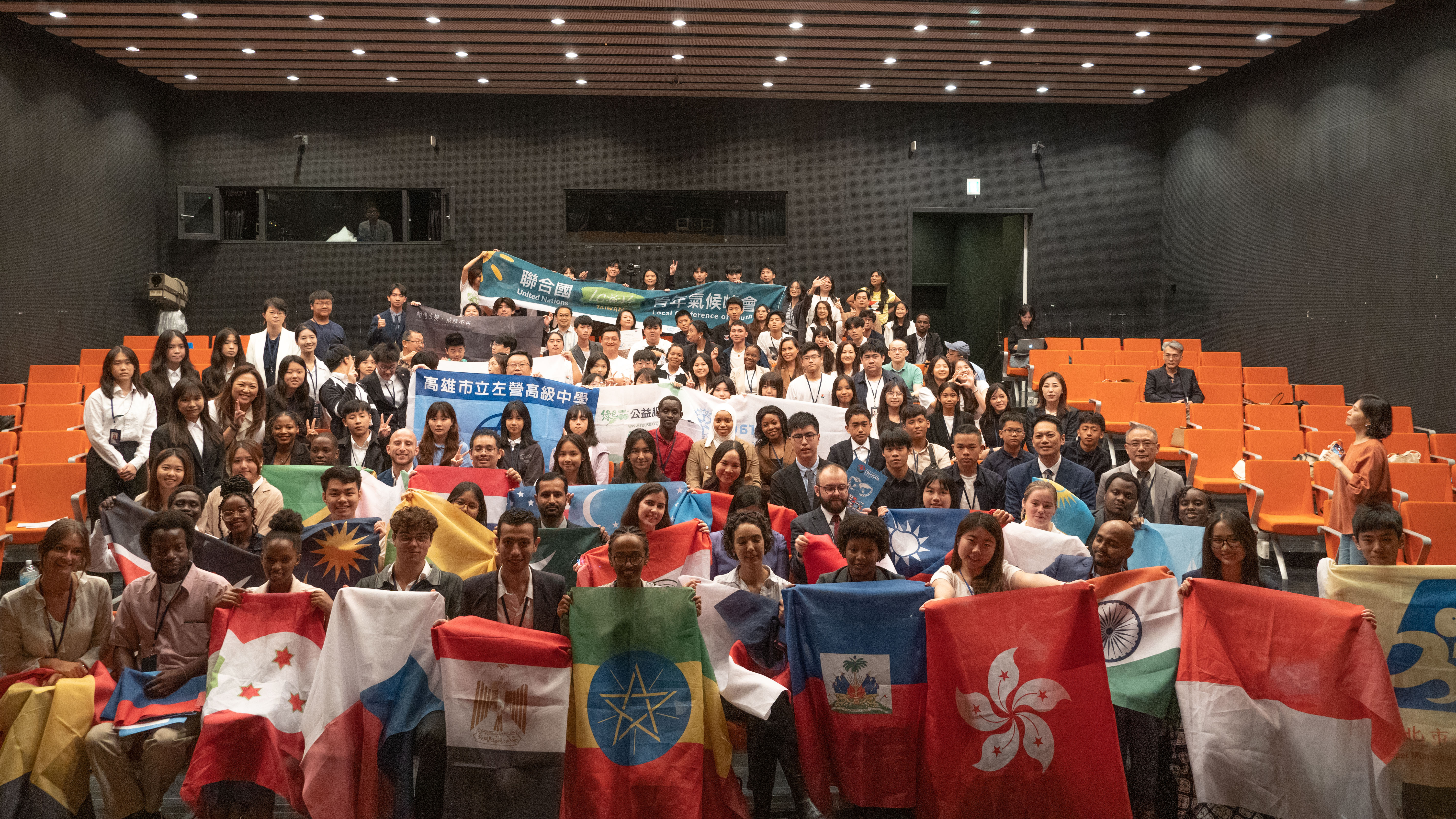 Group photo at the closing of the Global Youth Leadership Program “UN Sustainable Development Goals Forum” in Okinawa, held from October 28 to 30.