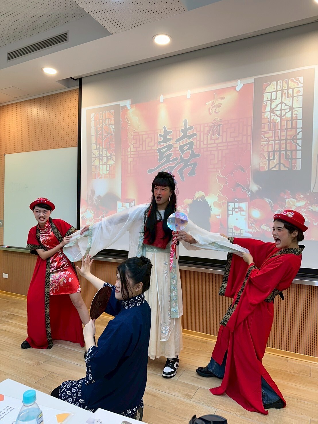 The performance titled "The Real and the Fake Groom" creatively blended Hakka, Taiwanese, and English languages, offering a fresh and engaging viewing experience. This innovative multilingual approach transformed traditional Hakka opera into a dynamic stage for cultural innovation.
