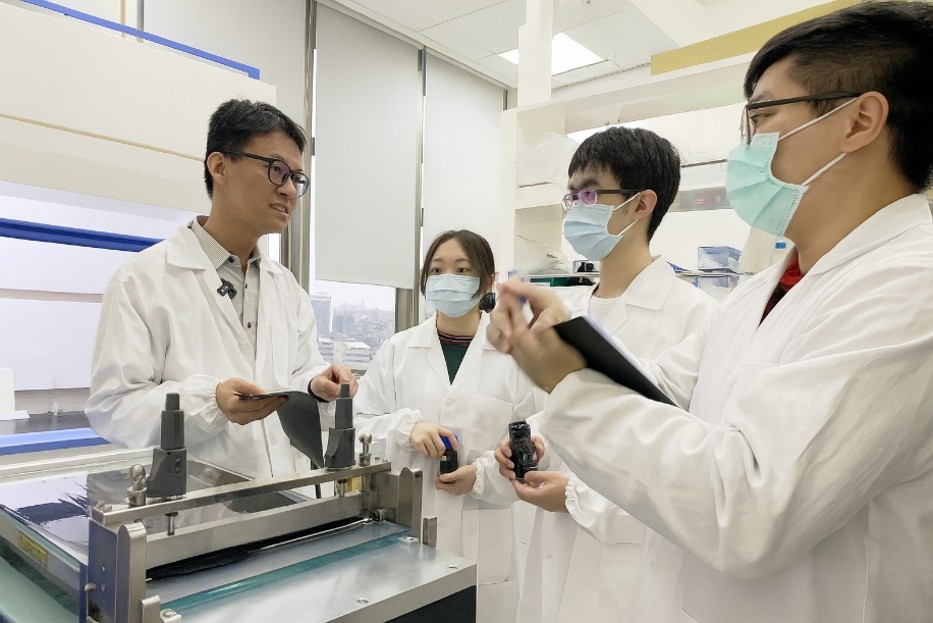 Professor Wei-Song Hung (left) hopes students can transform research into products, step onto the global stage, and even attract industry collaboration.