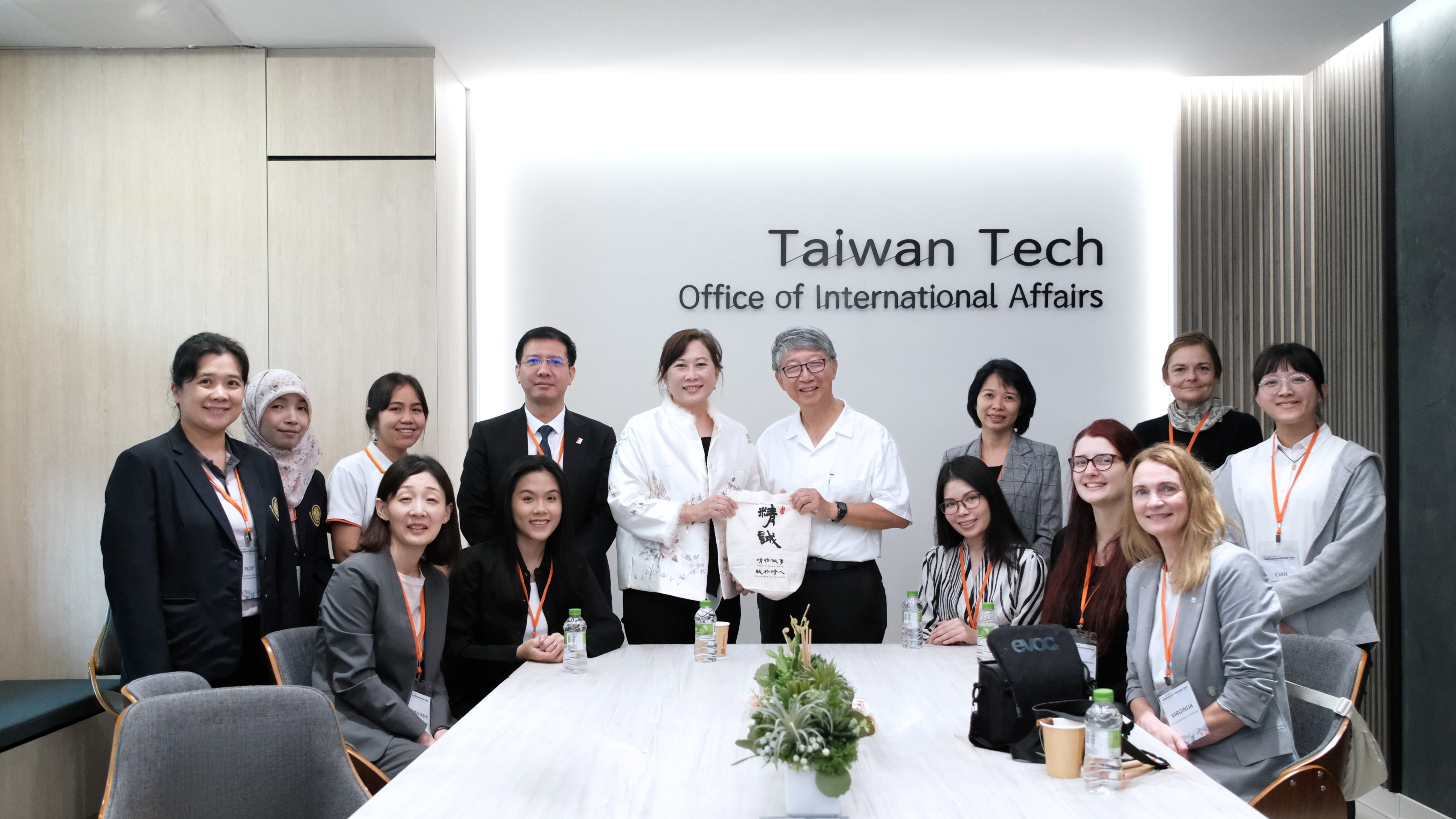 The visiting delegates took photo with Dr. Konrad Young, Executive Director and Ying-Jung Yeh, Vice President for International Affairs.