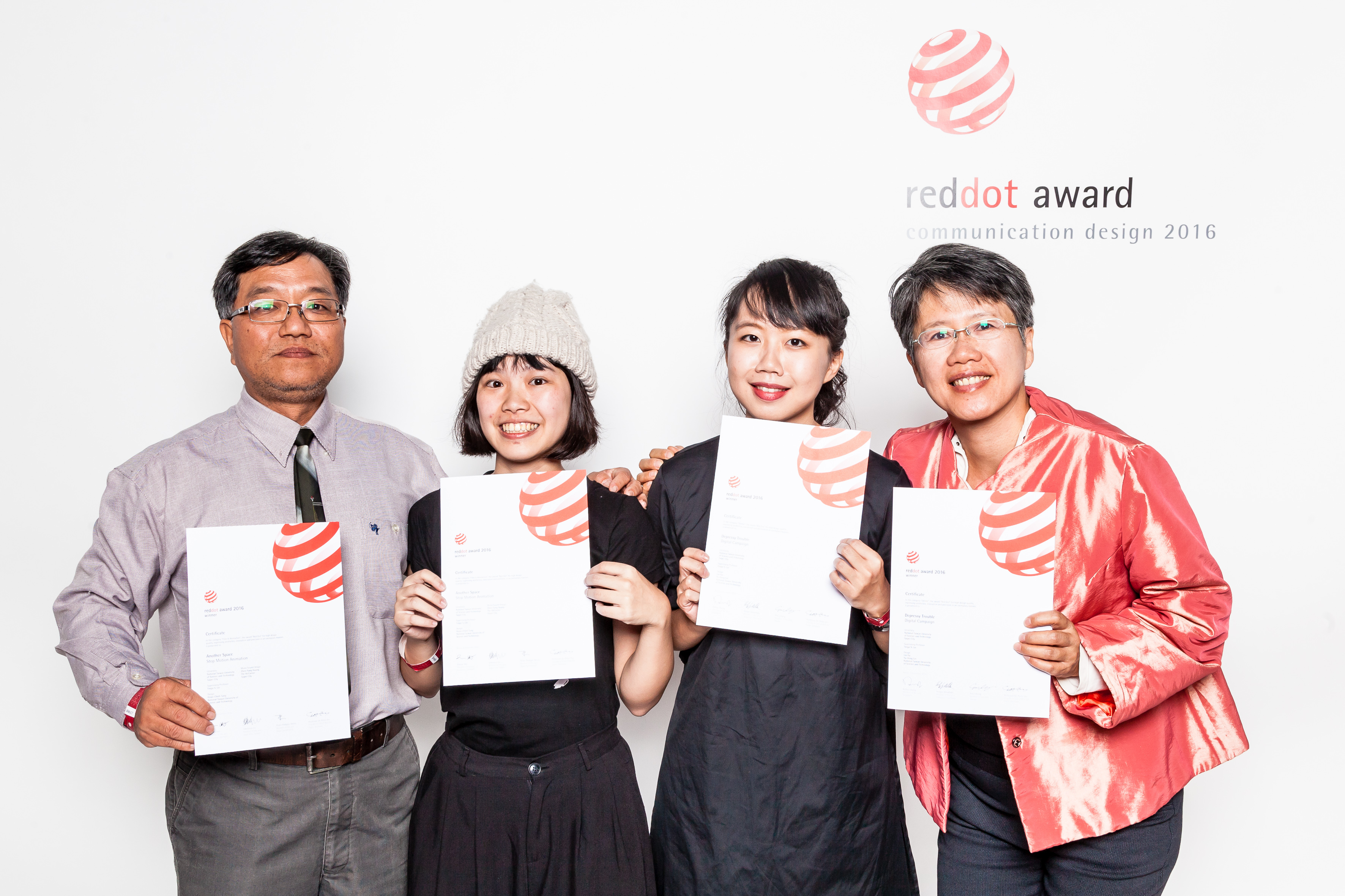 When Depressy Strikes, Hold It Tight has been selected 40 times as a “Recommended Extracurricular Reading for Primary and Secondary School Students” by Taiwan’s Ministry of Culture. The “Depressy” platform also won the 2016 Red Dot Communication Design Award in the Social Responsibility category in Germany, demonstrating its value as both a design project and a socially meaningful initiative. From left: Yu-Heng Lin’s father Tung-Te Lin, fellow award-winning classmate Hsiao-Chieh Tung, Yu-Heng Lin, and her mother Hsiu-Yu Wan.