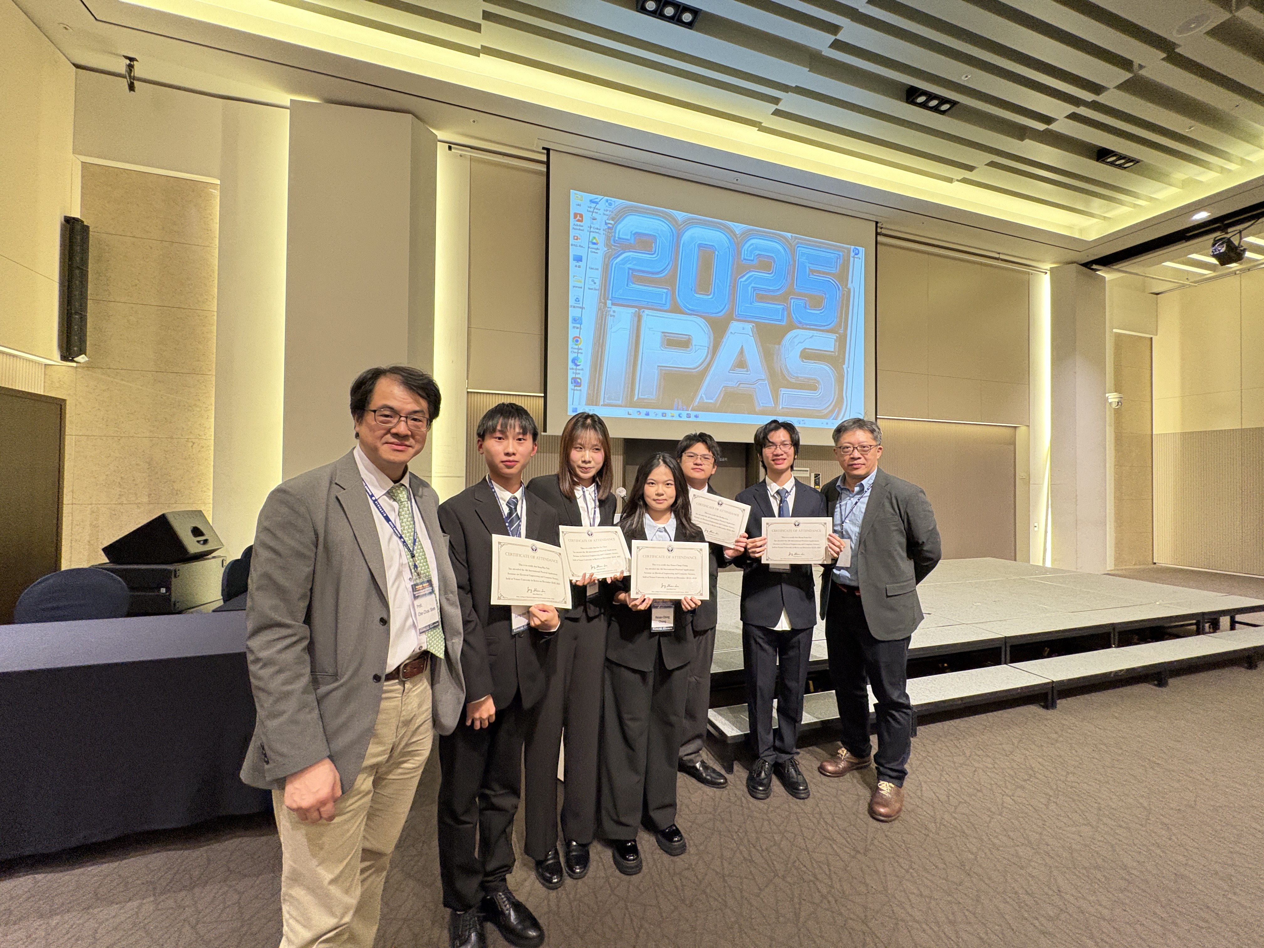Group photo of first-year students from the International Bachelor’s Program in Information and Communication Technology of Taiwan Tech attending the seminar.