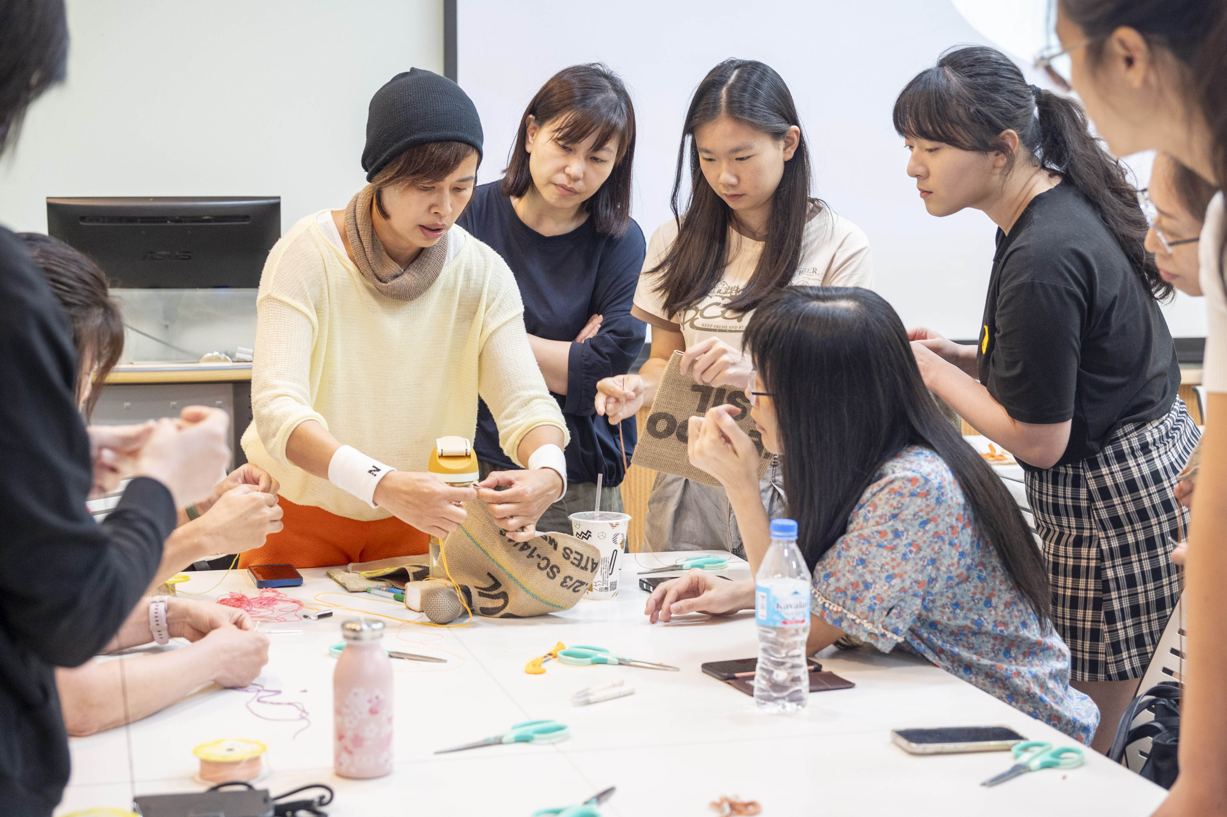 The Spring Bud Public Welfare Innovation Development Association held a “Handicrafts X Empowerment – Sustainable Practices of the Reed Women’s Power” workshop where students personally transformed discarded coffee bean burlap bags into sustainable and fashionable tote bags, encouraging them to reflect on the connection between personal consumption habits and environmental responsibility.