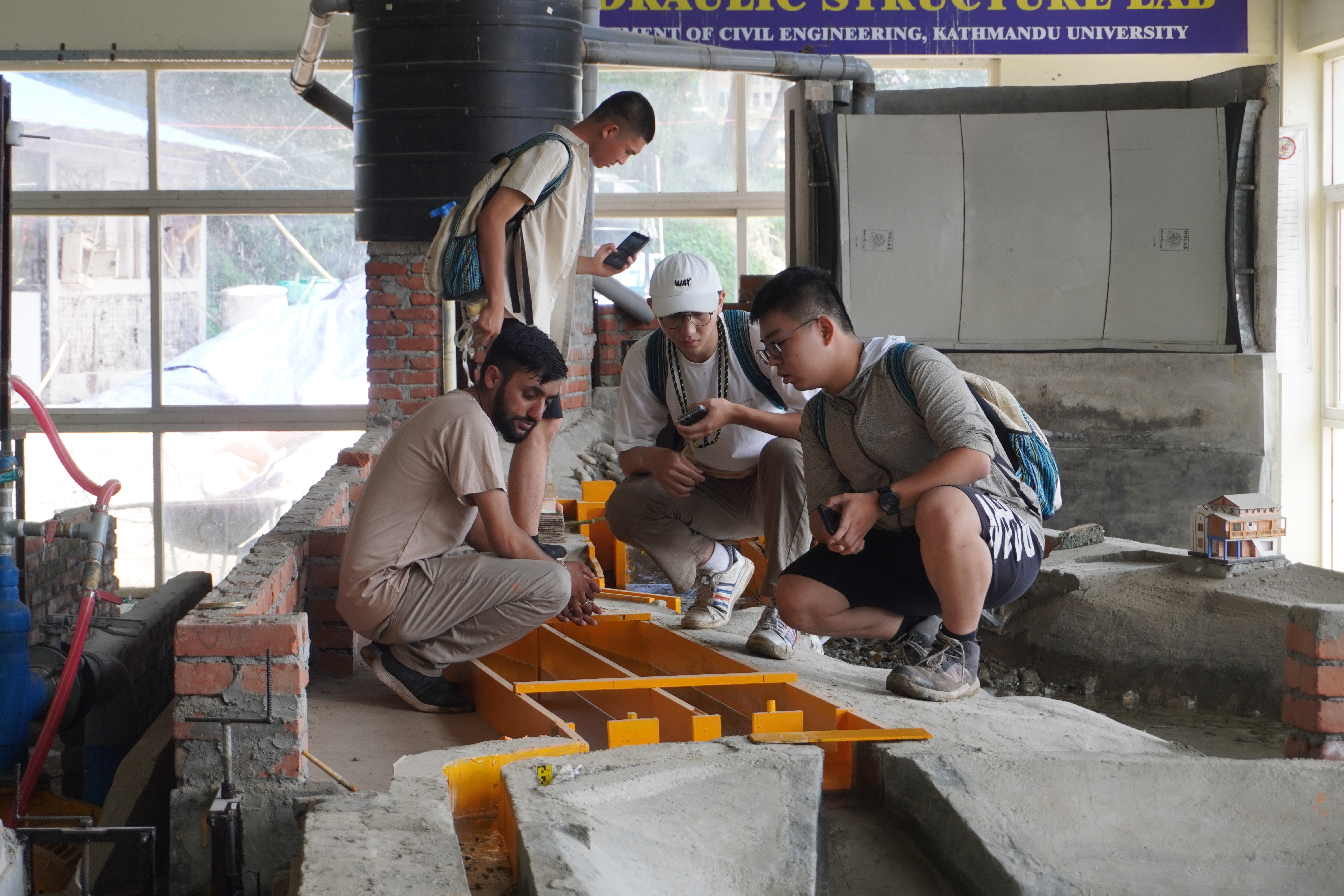 Taiwan Tech students visited the dam model at Kathmandu University.