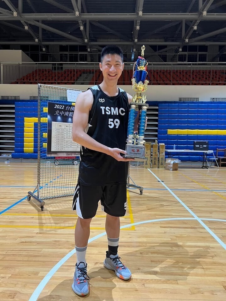 Shao-Hong Geng works at TSMC. The photo shows him leading TSMC to victory in the North, Central, and South Exchange Tournament Championship.