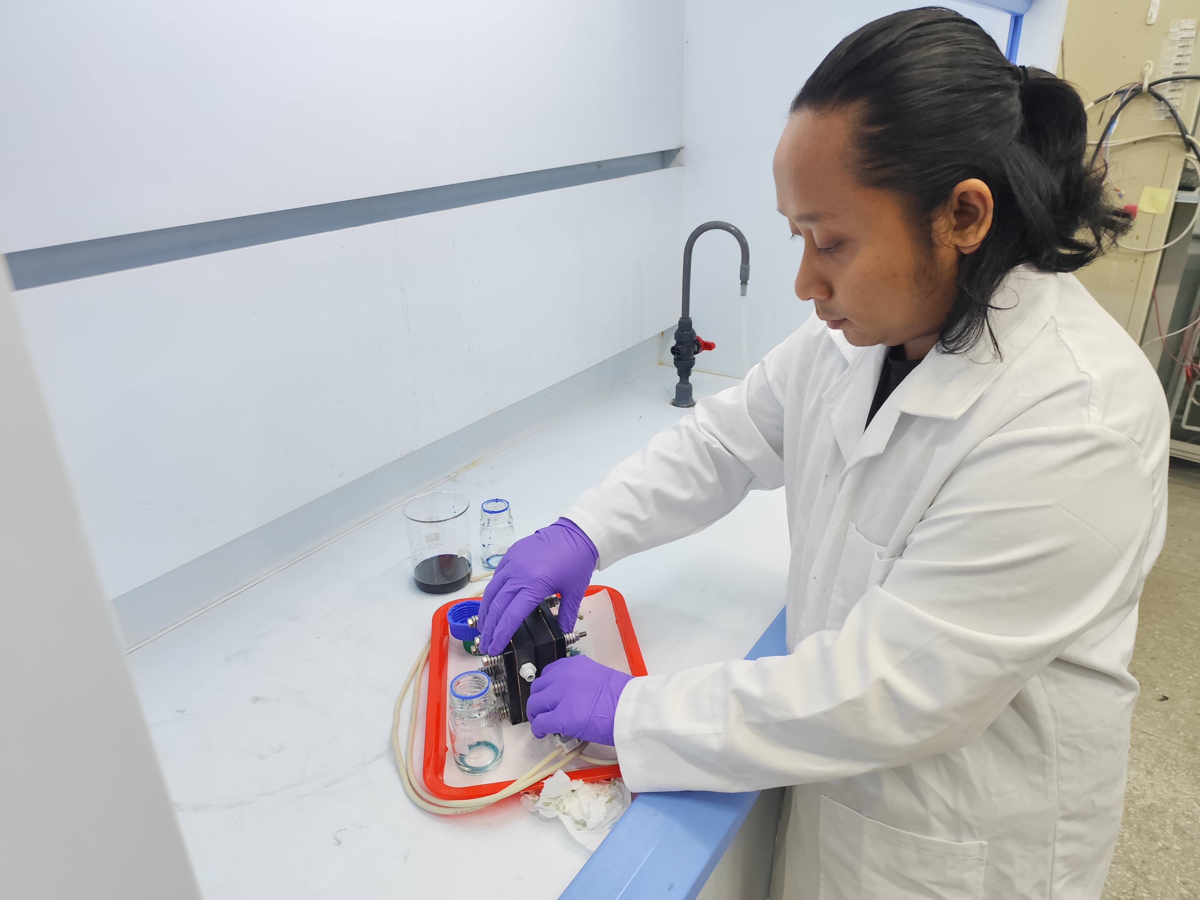 Doctoral student Ahmad Nur Riza demonstrates the experimental procedure.