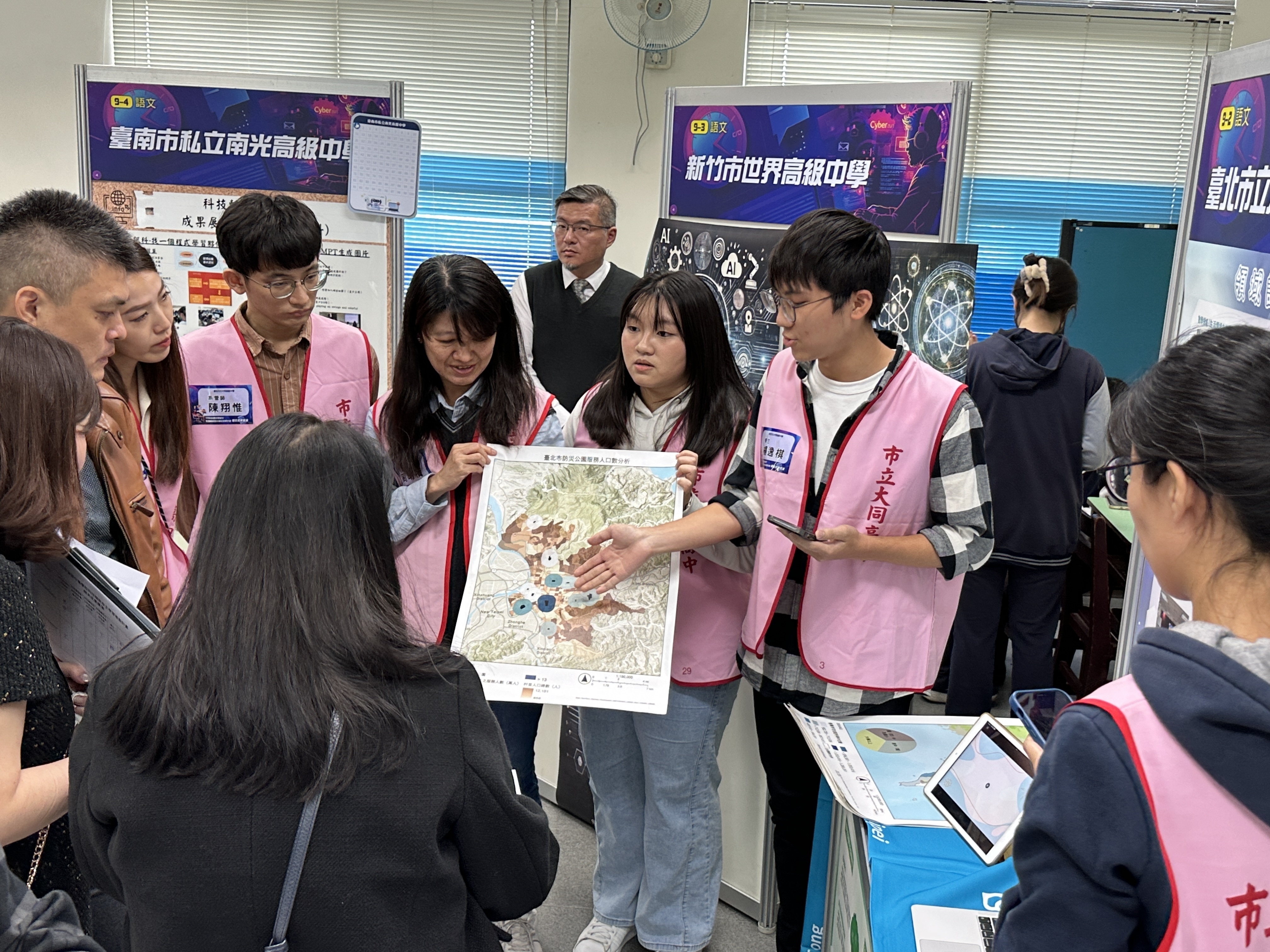 Taipei Municipal Datong Senior High School showcased the results of their technology-assisted autonomous learning program.
