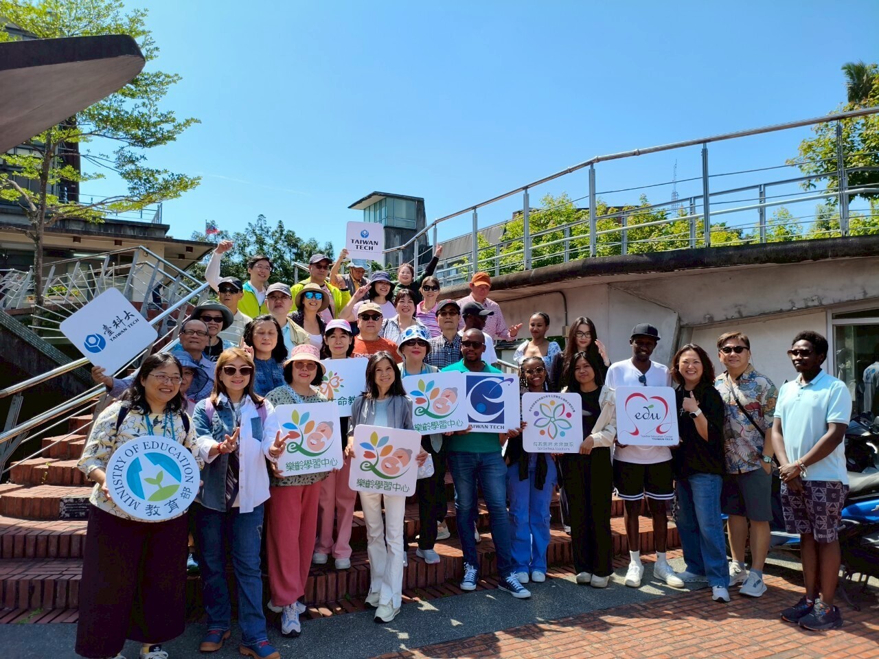 Senior and international students took a group photo during their visit to Yilan.
