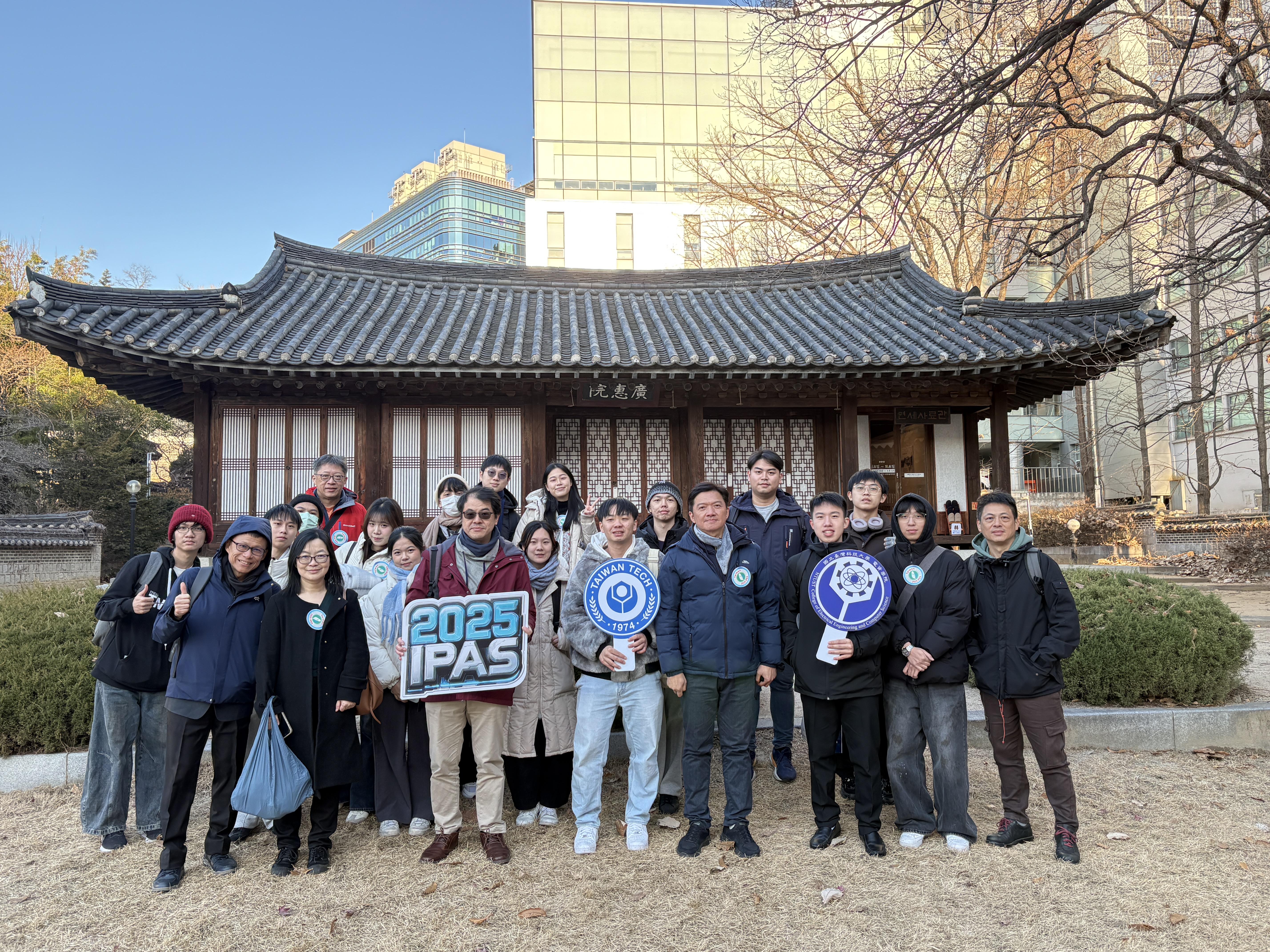 Students from Taiwan Tech are visiting Gwanghyewon, a historic landmark building at Yonsei University.