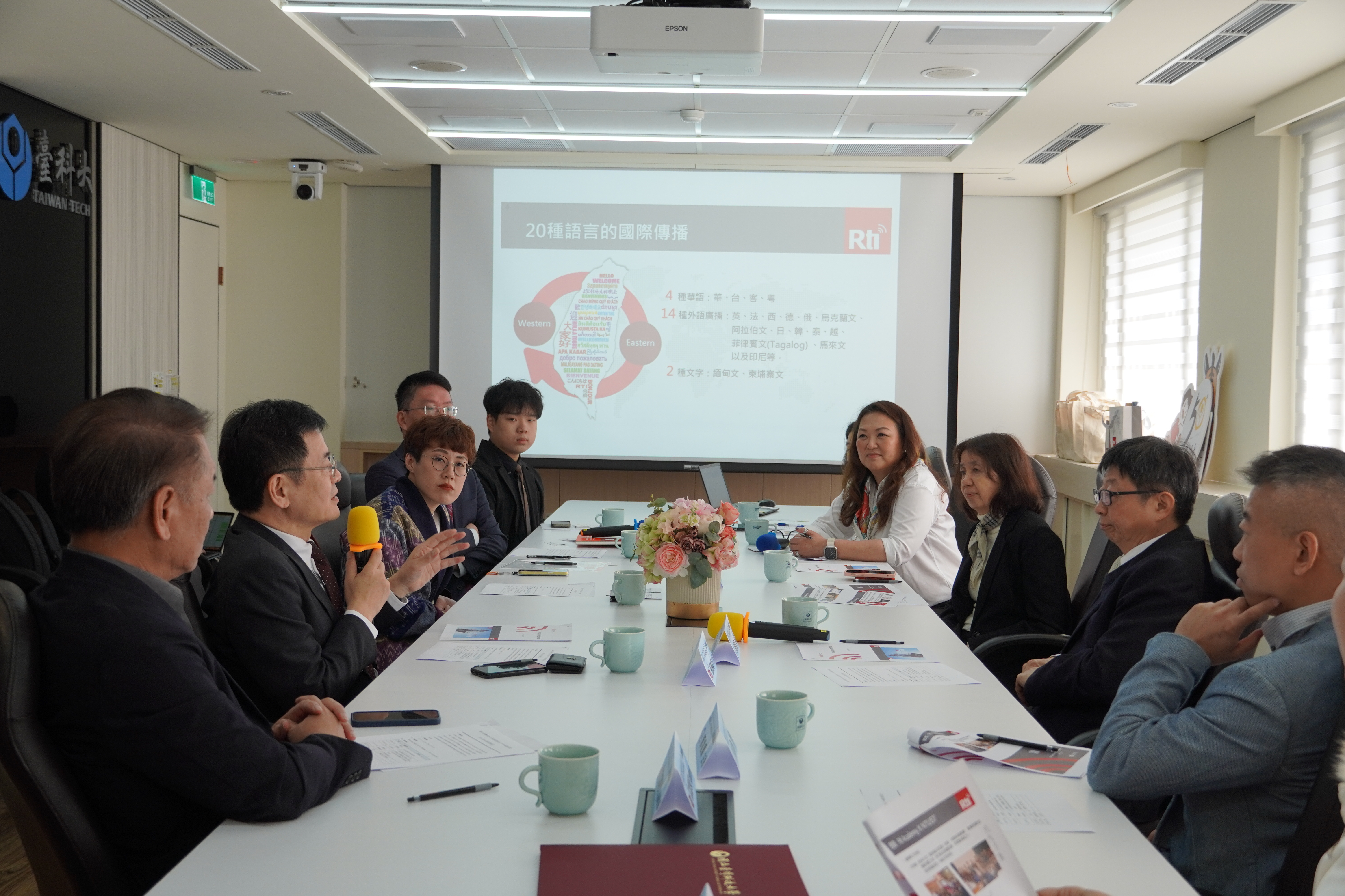 Radio Taiwan Intl currently serves Southeast Asian international students, new immigrants, and migrant workers in Taiwan with broadcasts in seven languages: Indonesian, Thai, Vietnamese, Khmer, Burmese, Malay, and Filipino, helping them adapt more quickly to the learning and living environment in Taiwan.