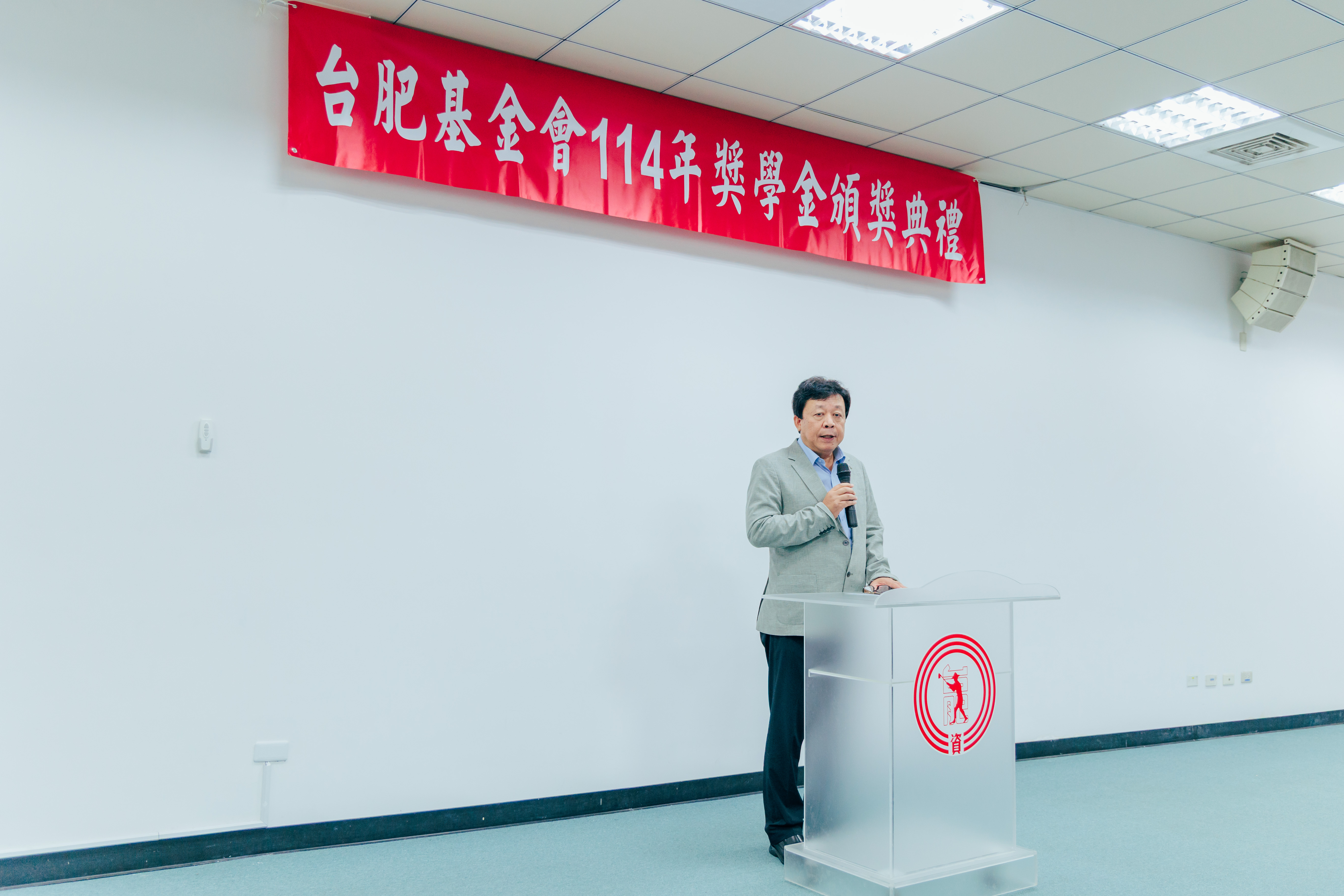 Taiwan Fertilizer Chairman Sun-Jung Lee delivers a speech.
