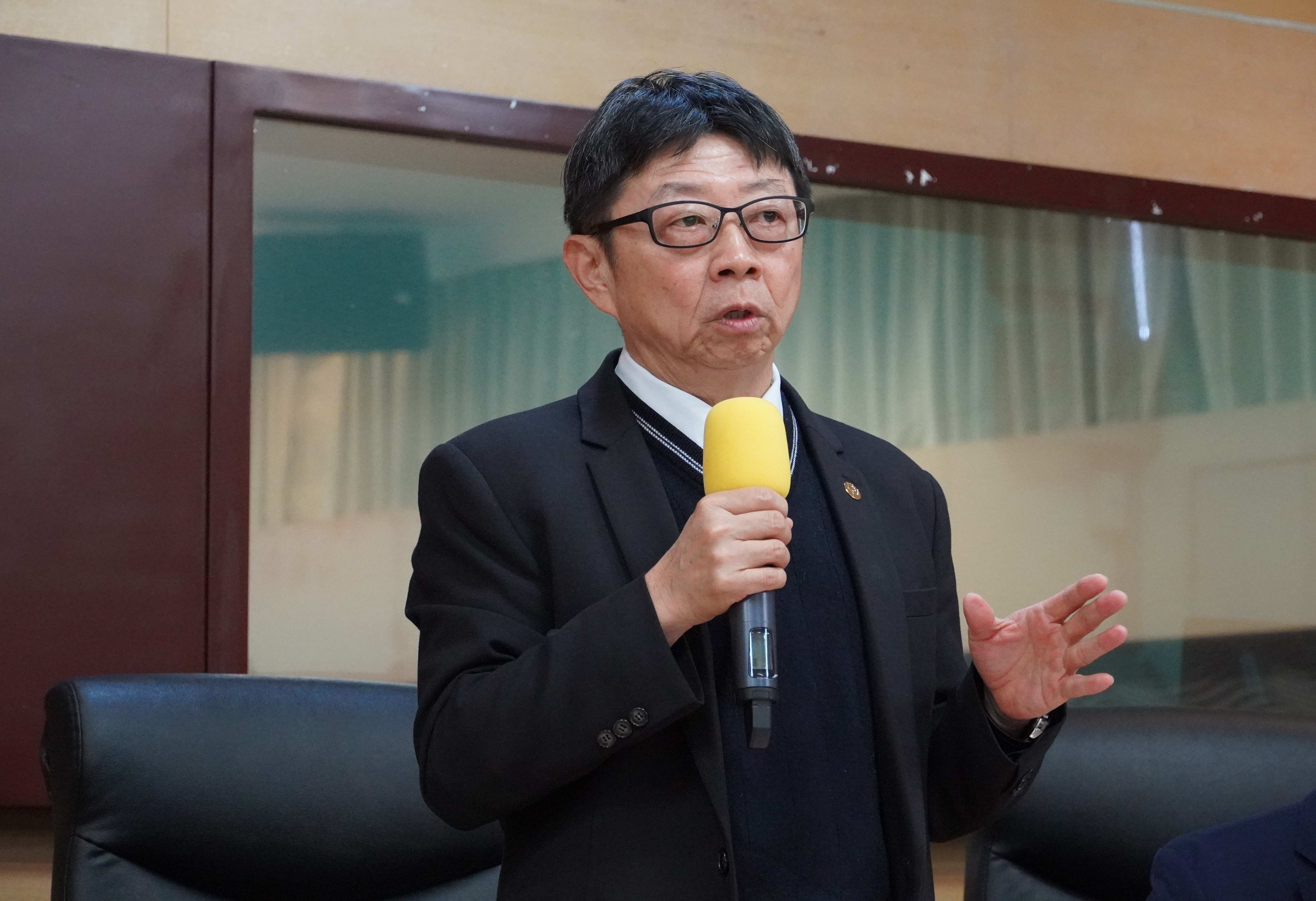 Taiwan Tech President Jia-Yush Yen delivers a speech.