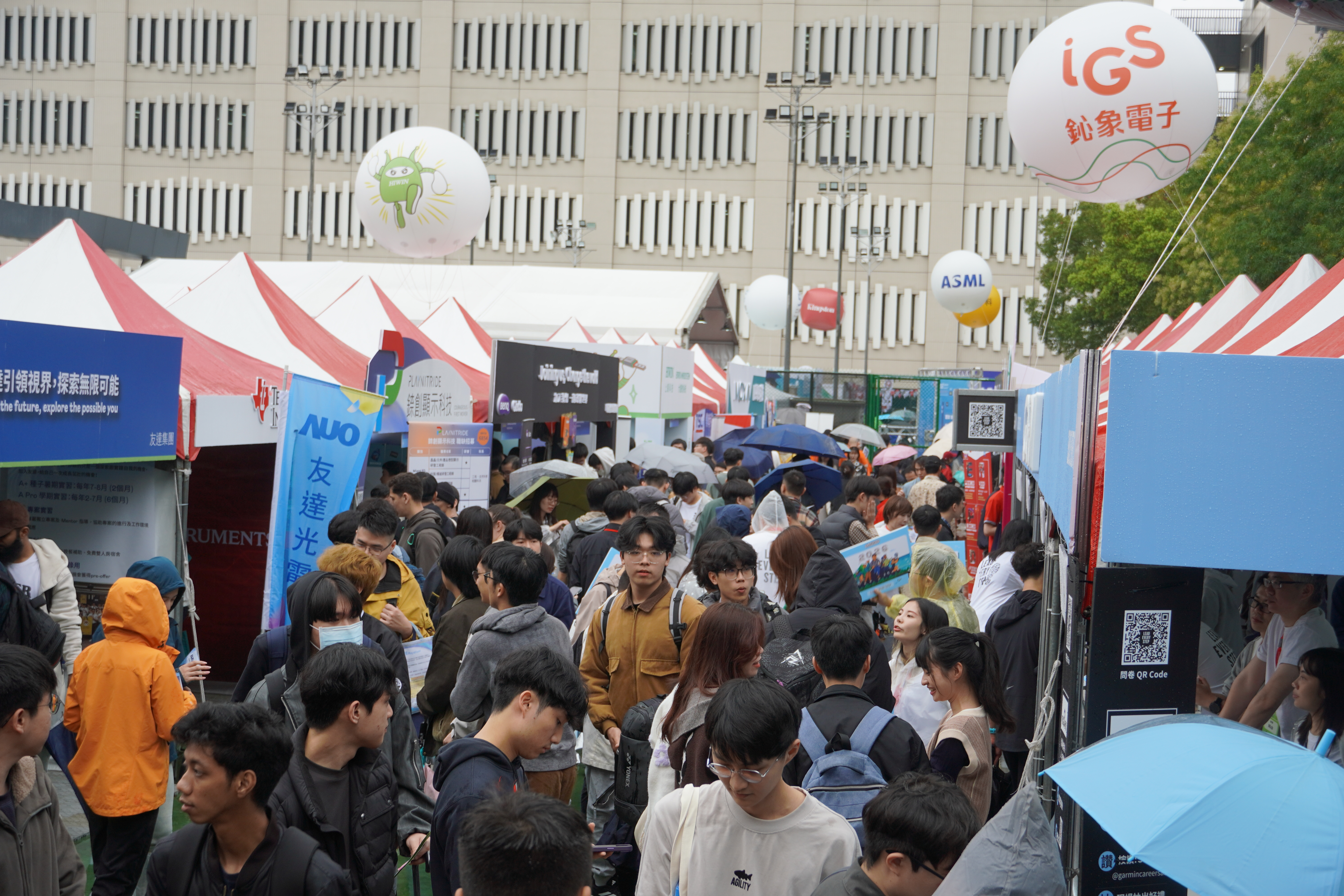 Taiwan Tech’s Career Fair on the 27th attracted 220 companies, with 300 booths and approximately 16,000 job openings.