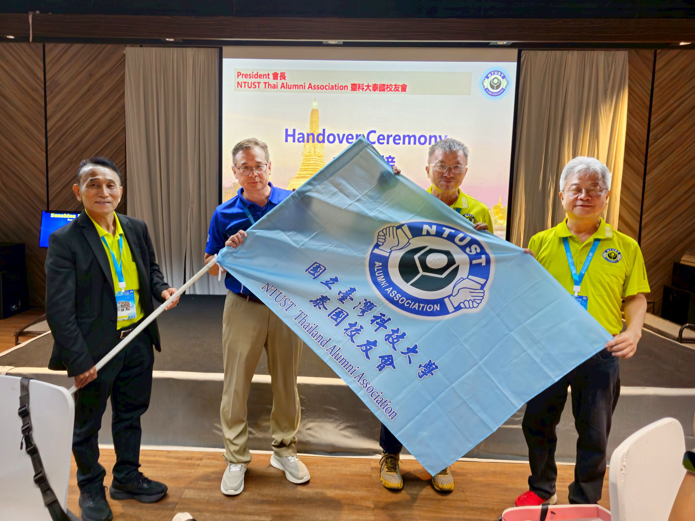 Taiwan Tech Thailand Alumni Association founding president Chien-Yu Ko (first from left) handed over the association flag to new president Wen-Hsiang Liu (first from right), with Supervisory Chair Yang-Mao Lin (second from right) and former Taiwan Tech Alumni Association chairman Heng-Shou Hsu (second from left) overseeing the handover.
