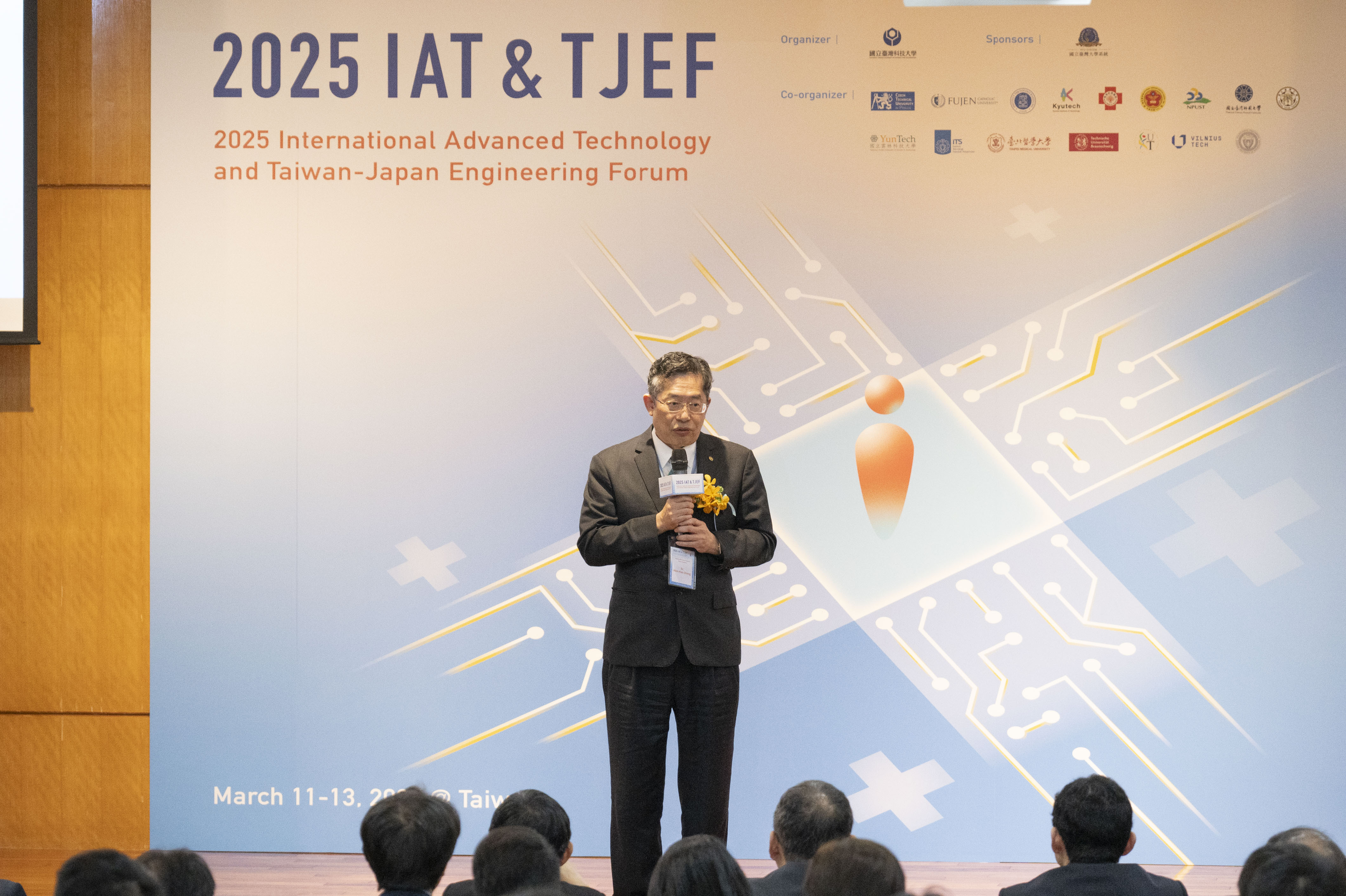 Dr. Wen-Han Zhang, Director of Mackay Memorial Hospital, delivered the opening speech.