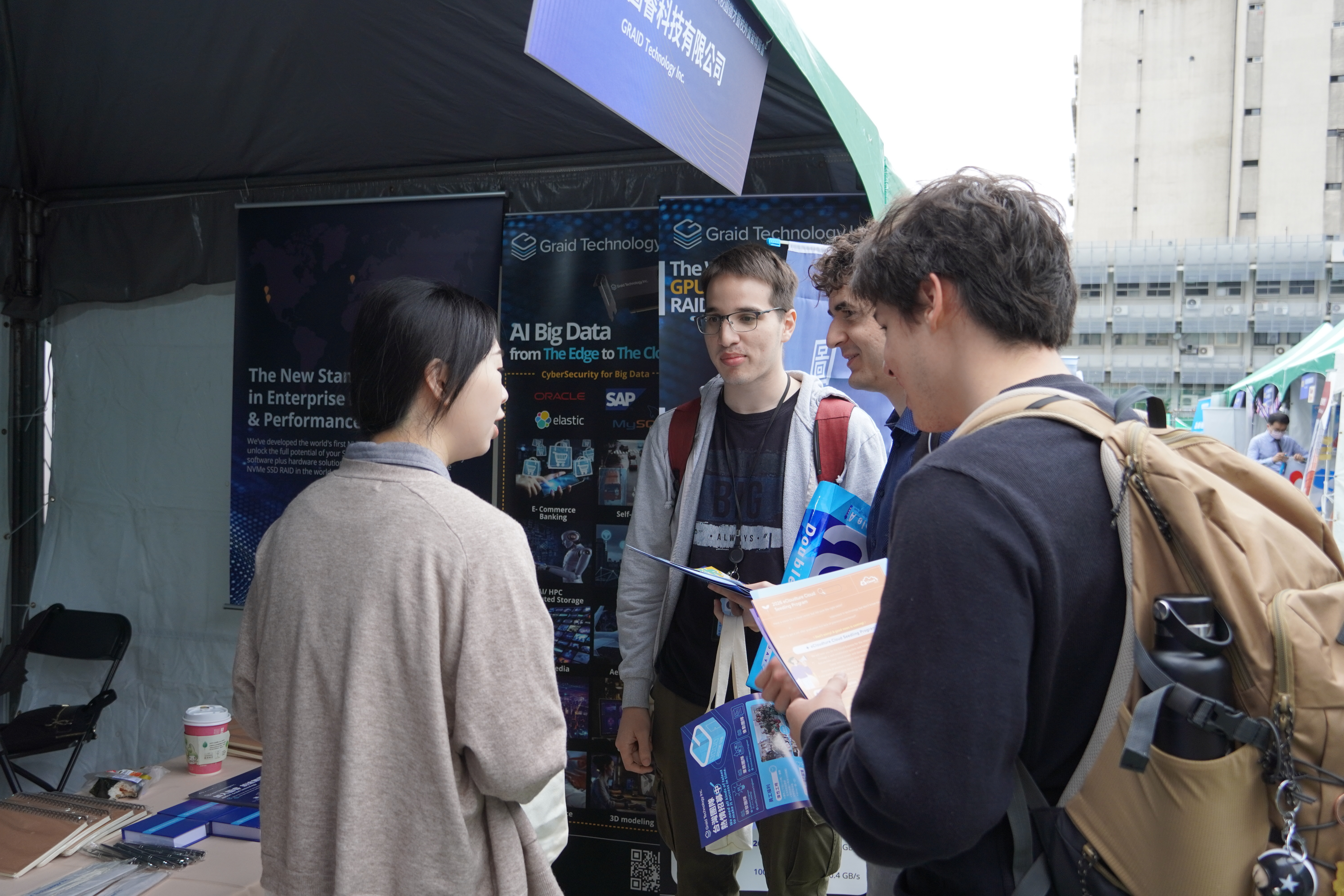 About 11% of Taiwan Tech students are international, and 34 companies, including Micron Technology Inc., Pegatron, Foxconn, Delta Electronics, and ASML, are offering positions for foreign talent, actively seeking to recruit outstanding international professionals.