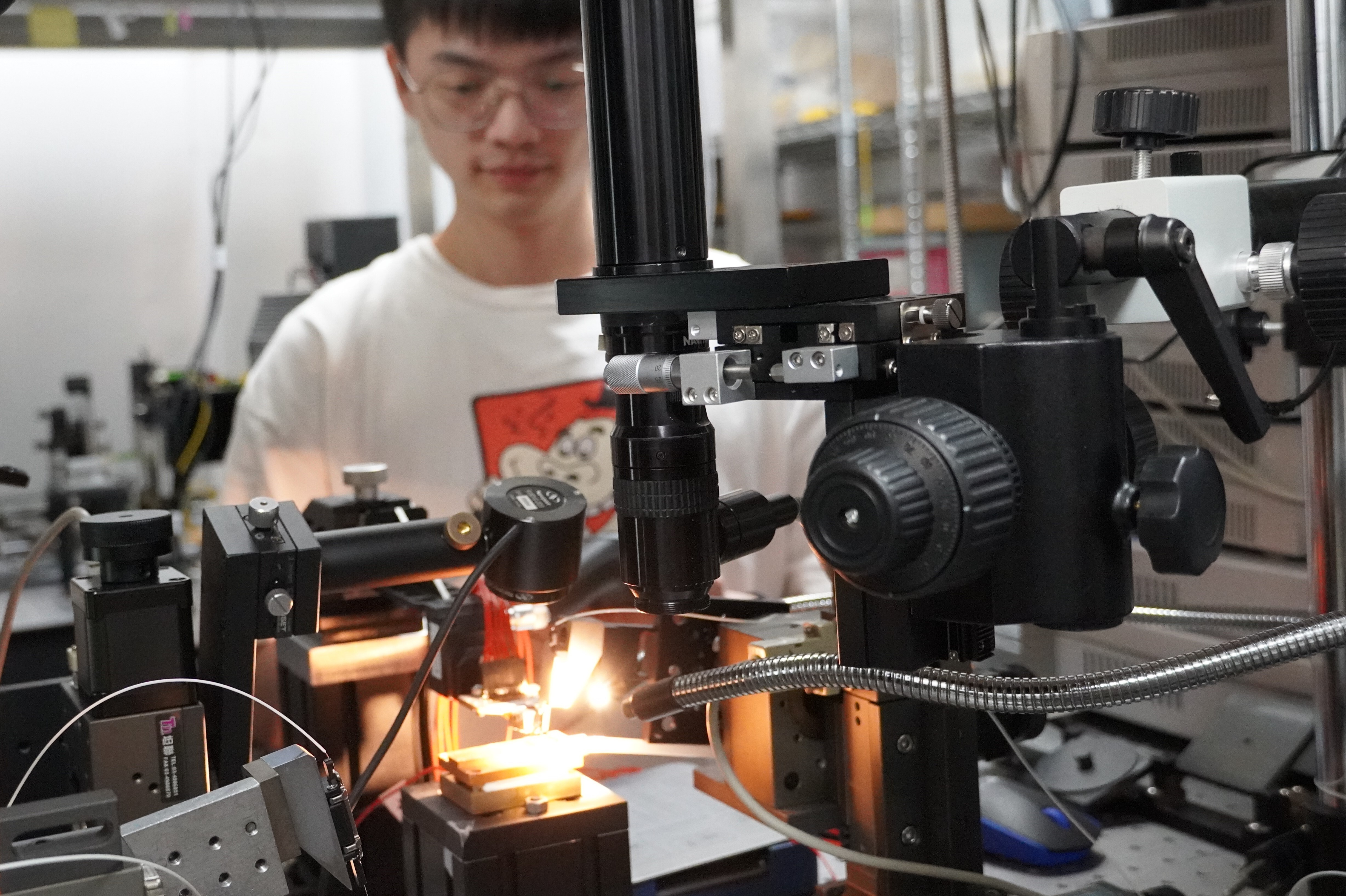 Taiwan Tech students demonstrate the beam steering function in a LiDAR system using a silicon photonics chip, which can be applied in the future to improve the computational efficiency of robot or vehicle navigation and obstacle avoidance.