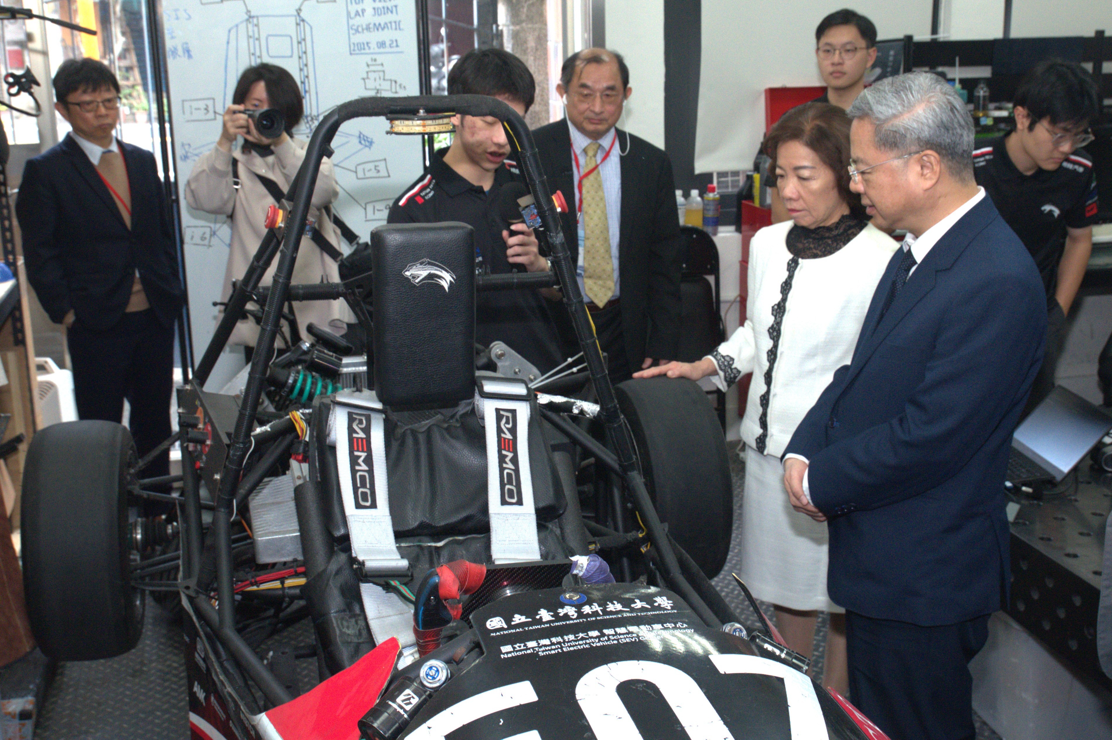 Minister of Economic Affairs Ming-hsin Kung and Yu-hui Yang, Director-General of the Department of Technological and Vocational Education at the Ministry of Education, visit the electric race car independently developed by the Taiwan Tech Formula SAE team.