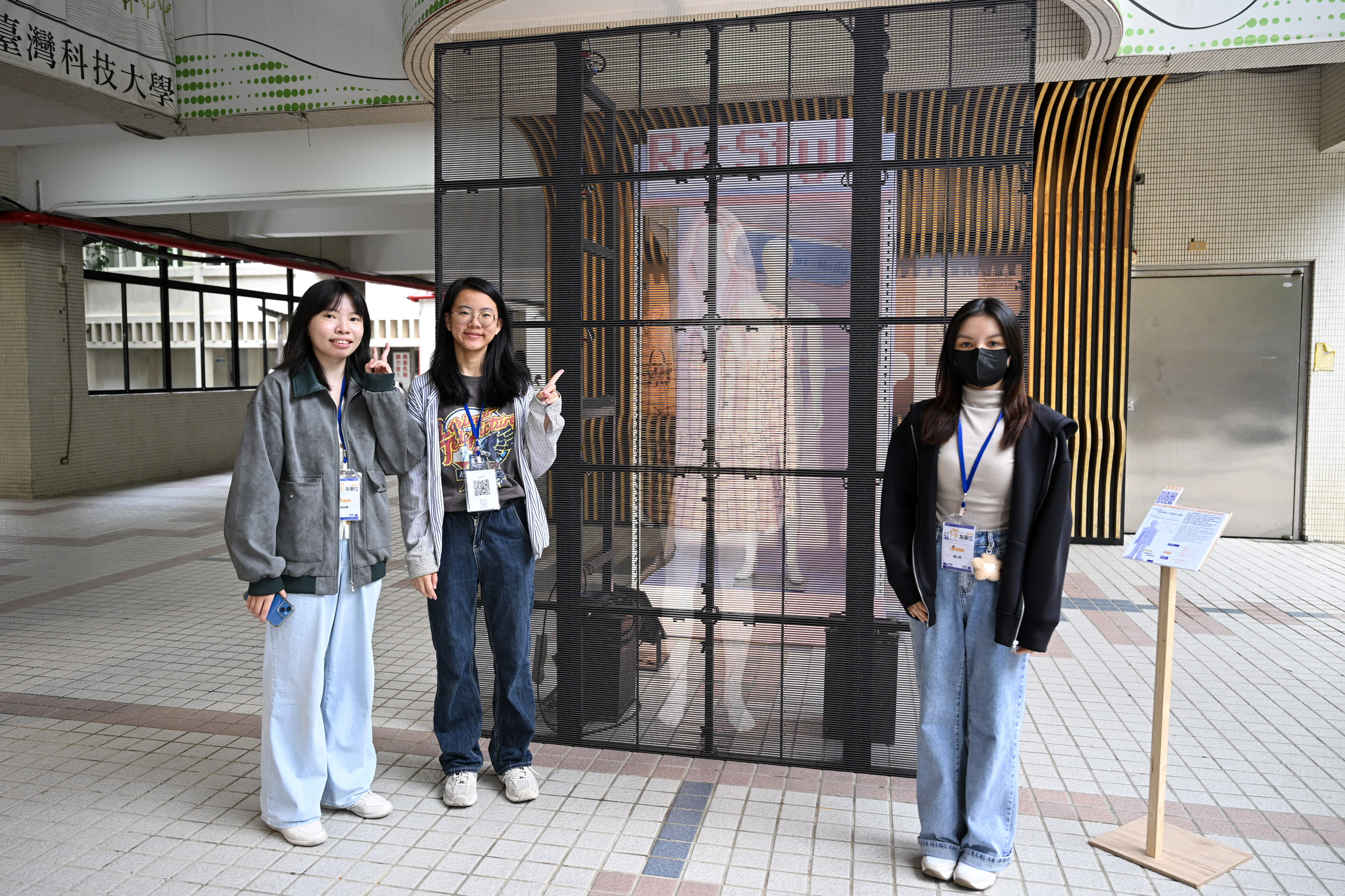 “Re:Style - Co-Creation of Styling from a Gender Perspective” is a collaborative work by Yin-Tong Ye and Shu-Hsian Tsai from the Industrial Design Division of the Department of Design, Hsin-Yu Yang from the English Department at NTNU, and Yi-Jia Qiao from the Chinese Literature Department at NTU. Through an interactive “role-switching” dress-up experience, the project explores gender issues.
