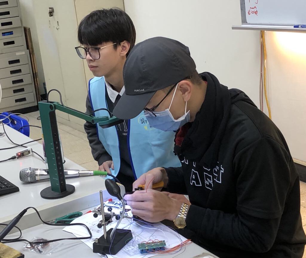 Skilled instructors Kuan-Wei Liu (left) and Li-Chi Chang (right) explained the principles of electronic control and demonstrated wiring techniques.
