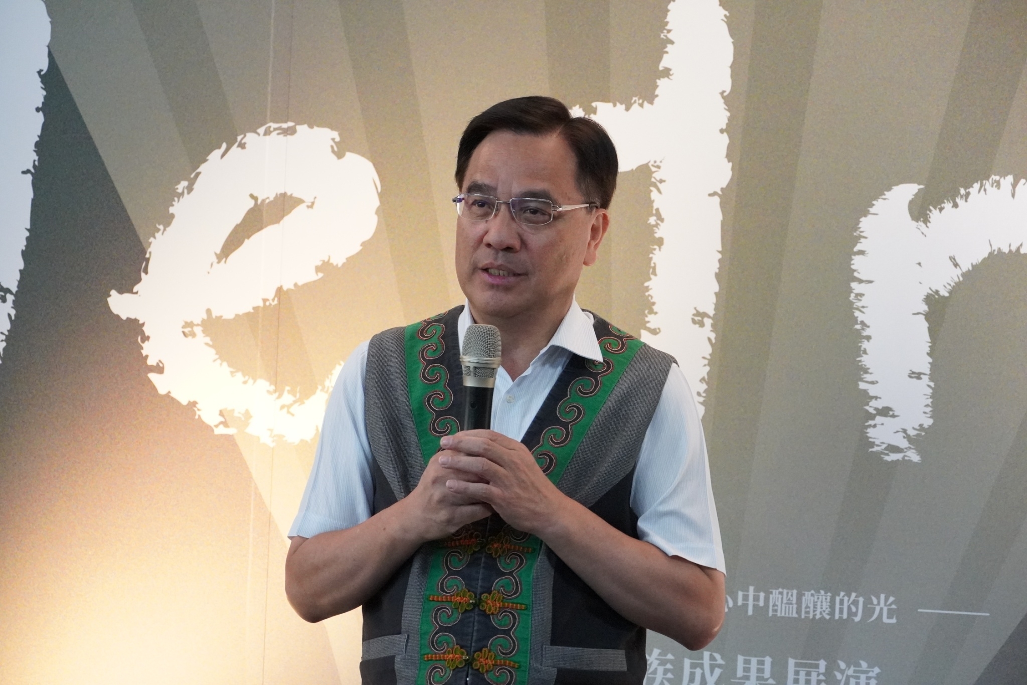 The leader of the Aboriginal Association, the barbarian general, gave a speech.