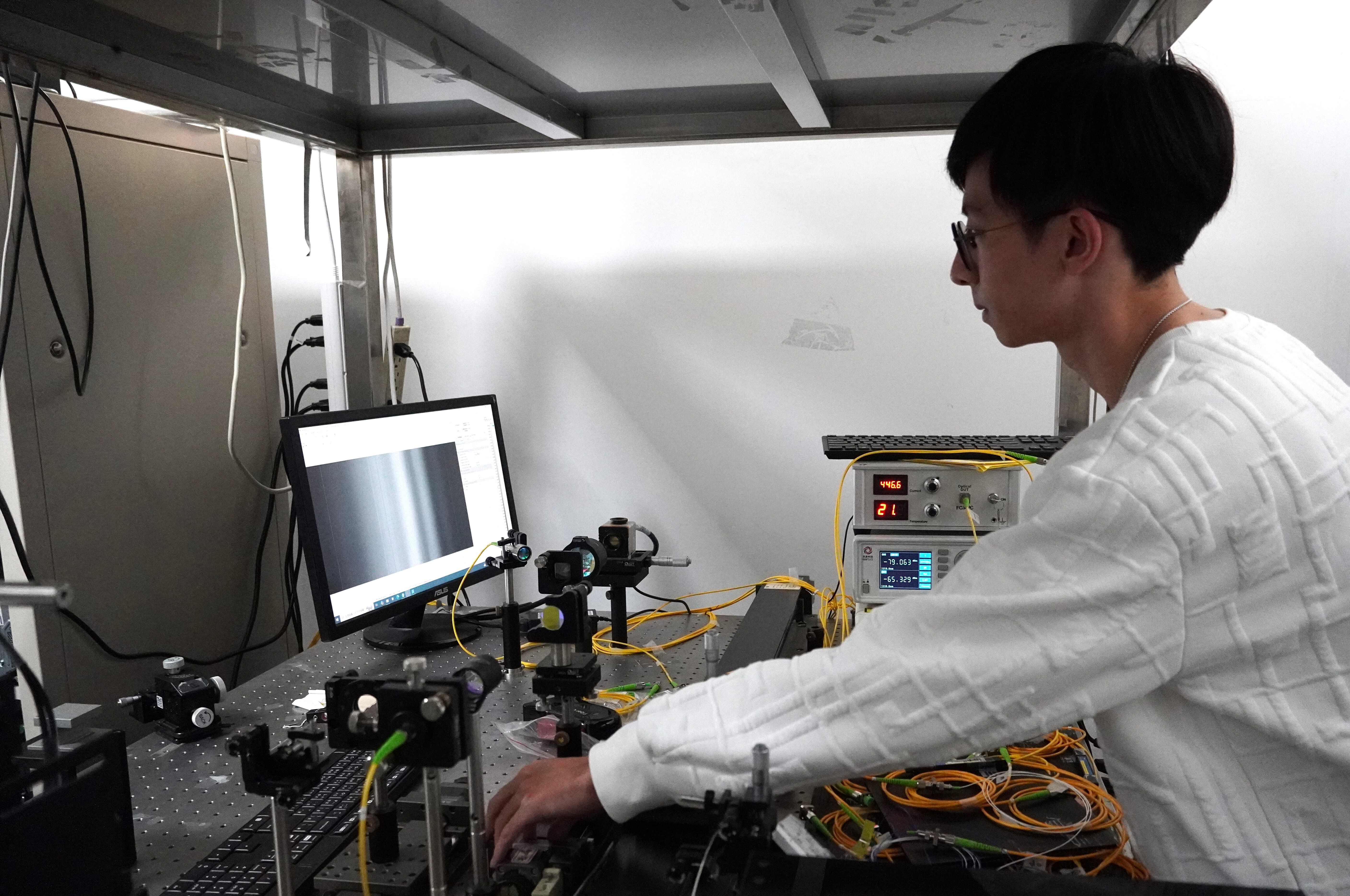Taiwan Tech students operate a fiber-optic optical coherence tomography (OCT) system to inspect defects on chips, such as dents, micro-cracks, and voids.