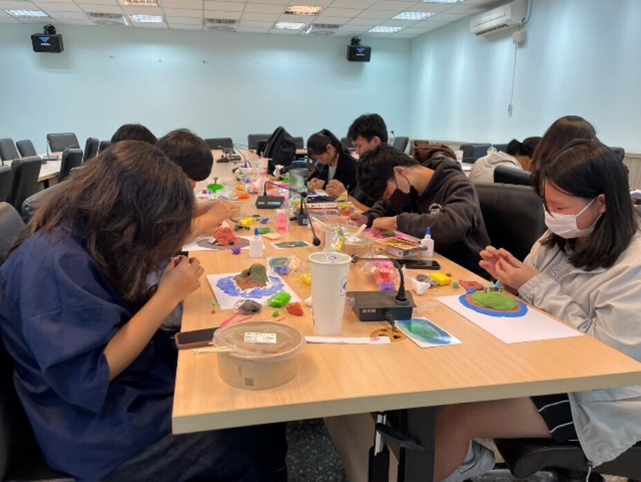 In the art therapy workshop “My Island Project: Shaping Your Unique World”, students used artistic materials to explore and construct their self-concept.