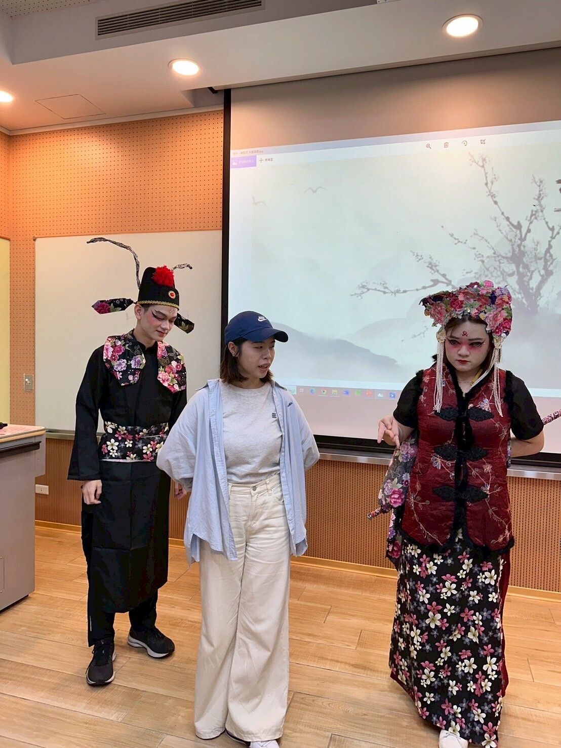 After the performance, teacher Meng-Shan Chiu (center) took the stage to coach students on Hakka opera movements and hand gestures.