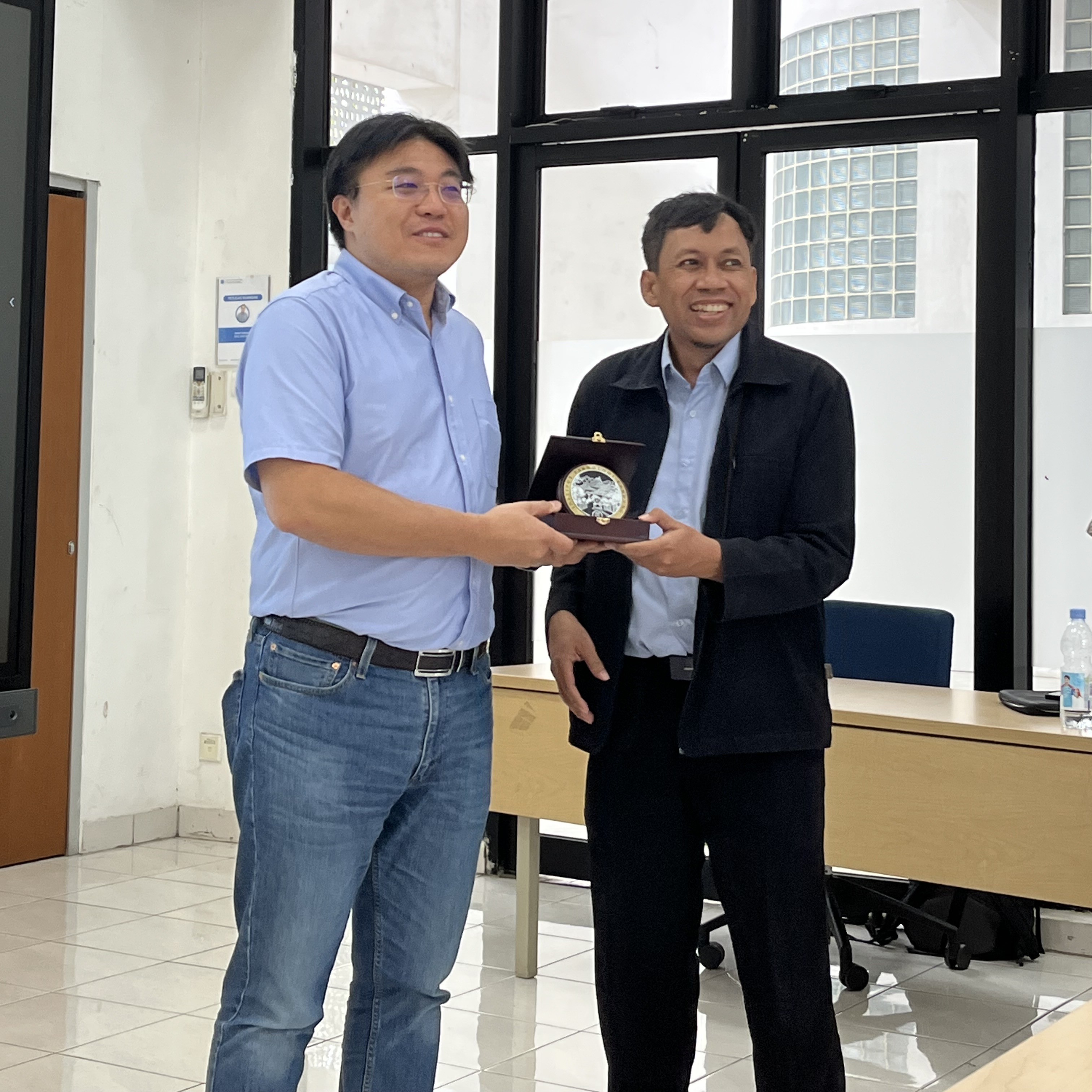 During a visit to The Bandung Institute of Technology in Indonesia, Distinguished Professor Fu-Min Wang (left) took a photo with Ferry Iskandar, Chair of the Department of Chemical Engineering.