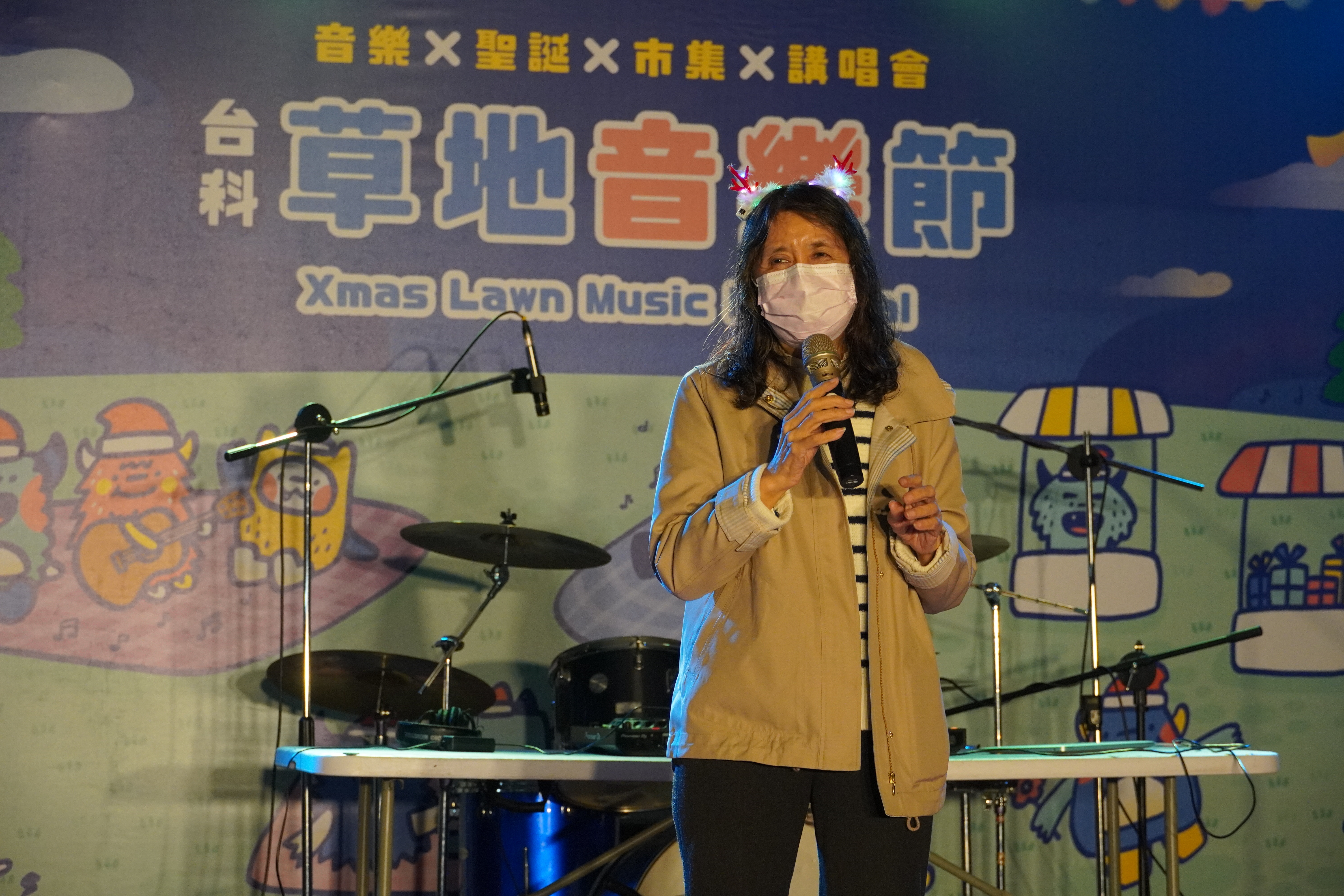 Dean of Student Affairs Huey-Jiun Wang hoped to bring joyous Christmas vibes to students through the Lawn Music Festival.