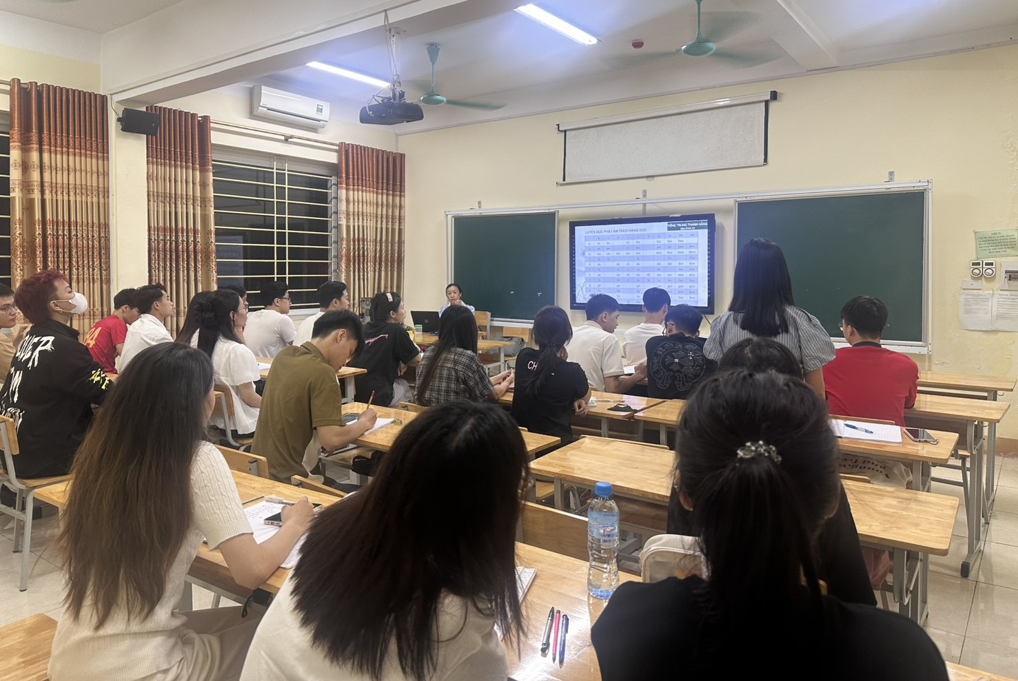 Offering free pre-departure Mandarin courses is one of the Taiwan–Vietnam Hub’s key initiatives, helping Vietnamese students develop the language skills needed for living, studying, and working in Taiwan. The photo shows a Mandarin class at Thai Nguyen University in Thai Nguyen Province, northern Vietnam.