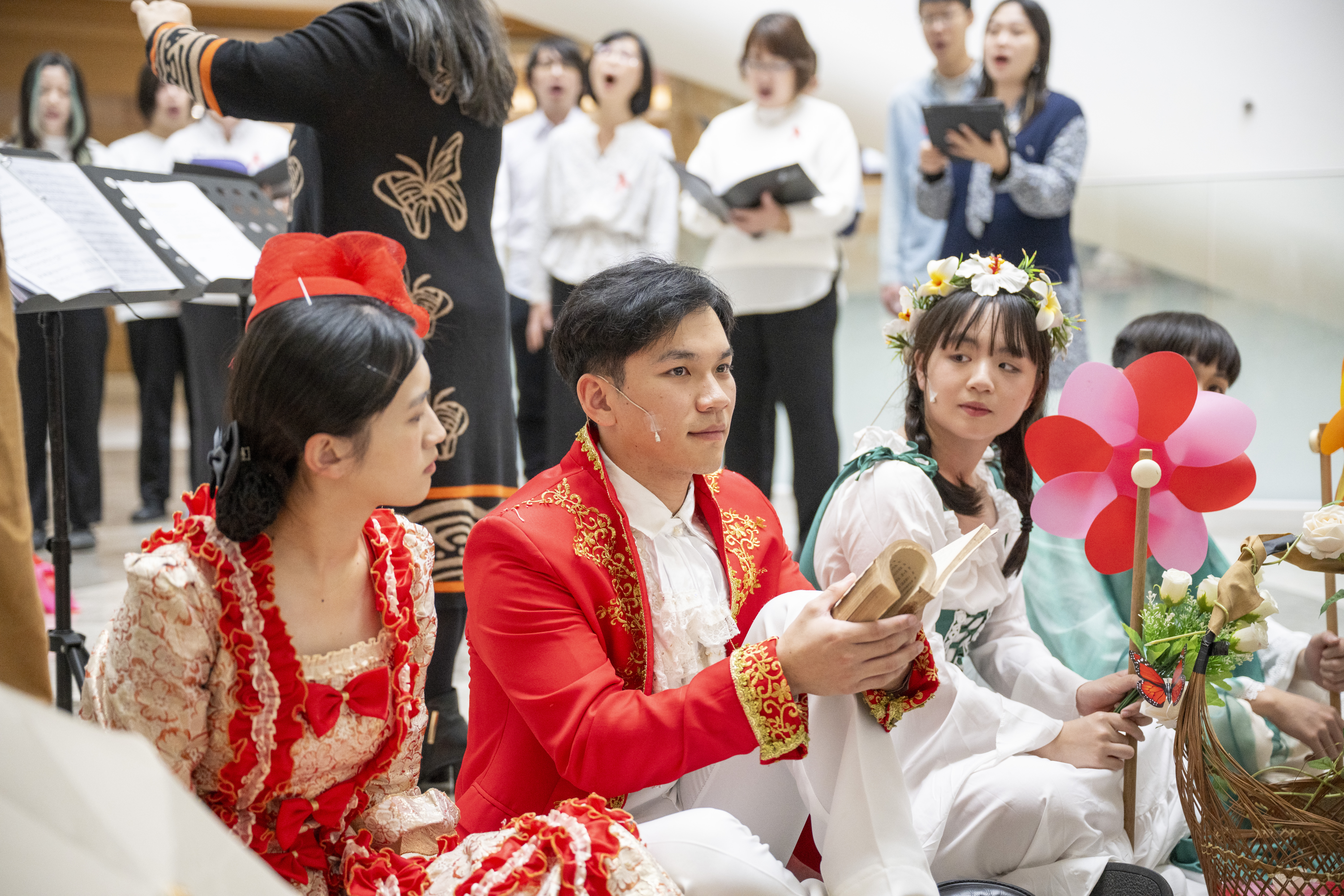 The production integrates choral music and theater, where the choir becomes not only a musical presence but also an extension of emotion and time.