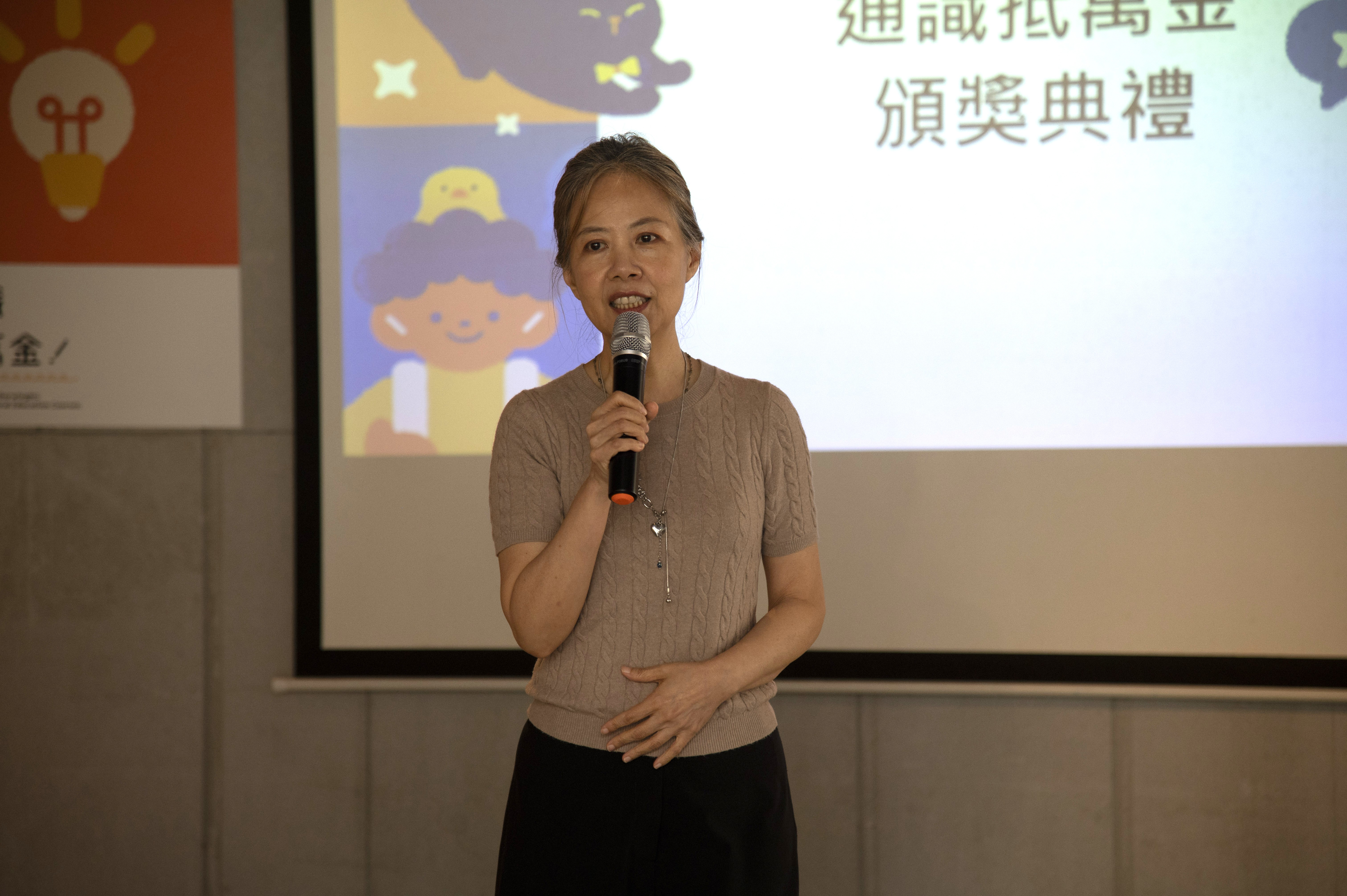 Director Sy-Ying Lee of the Center for General Education stated that “General Education is Priceless” not only allows students to reflect on their learning journey through writing, but also provides teachers with insights from student feedback, creating a positive learning cycle.