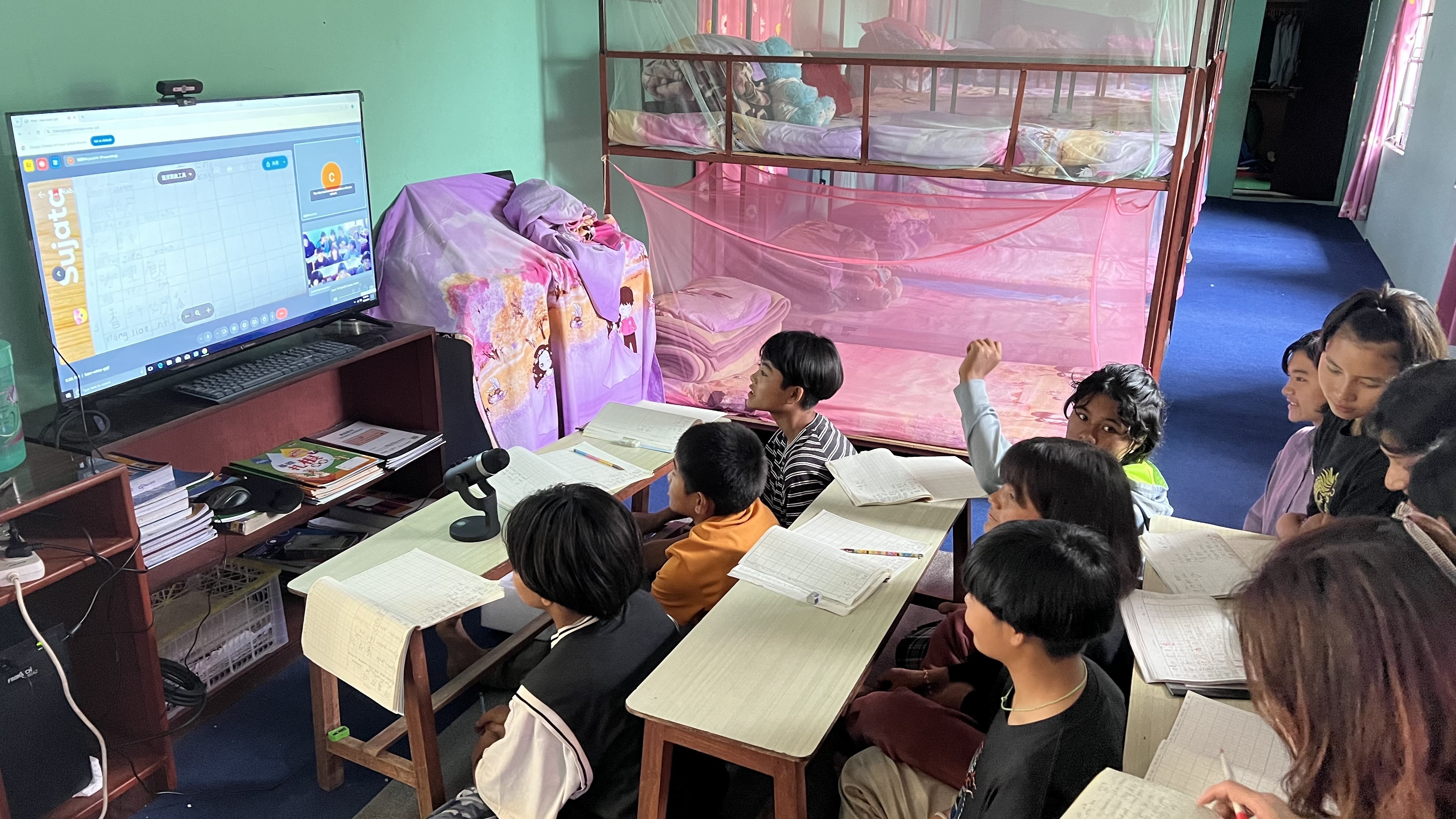 The Taiwan Tech team laid a handmade pathway at the entrance of the kindergarten, ensuring safe access between the hospital area and the driveway for both children and staff and reducing the risk of slipping on muddy slopes.