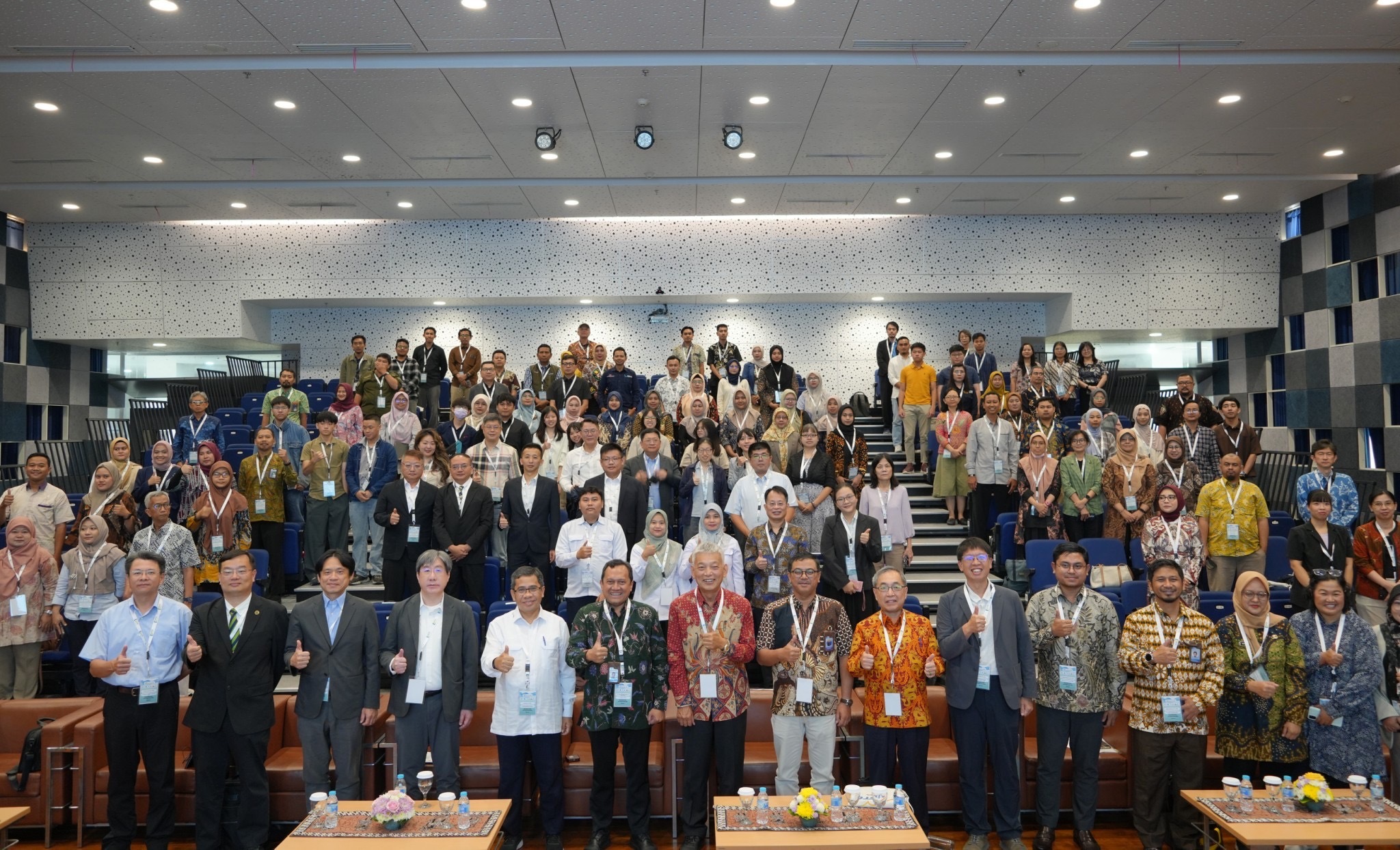 Taiwan-Indonesia Science and Technology Innovation Center (TI-STIC) of Taiwan Tech held the Low Carbon Construction Forum on August 21 at the Sepuluh Nopember Institute of Technology (ITS) in Indonesia, focusing on carbon-reduction strategies and innovative technologies in the building and construction industry, and drawing active participation from representatives of industry, government, and academia from both countries.
