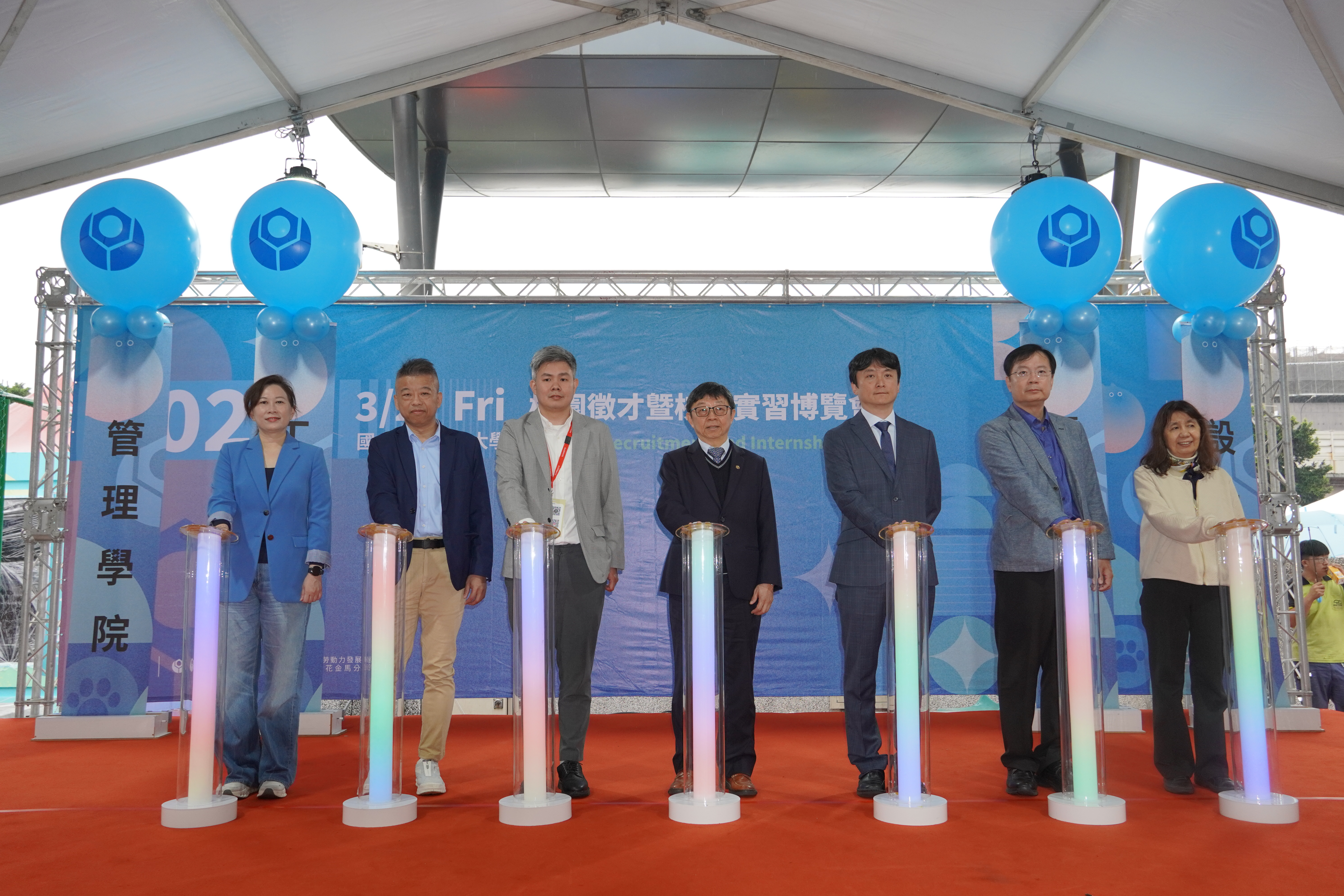 Taiwan Tech’s Career Fair on the 27th attracted 220 companies, with 300 booths and approximately 16,000 job openings.