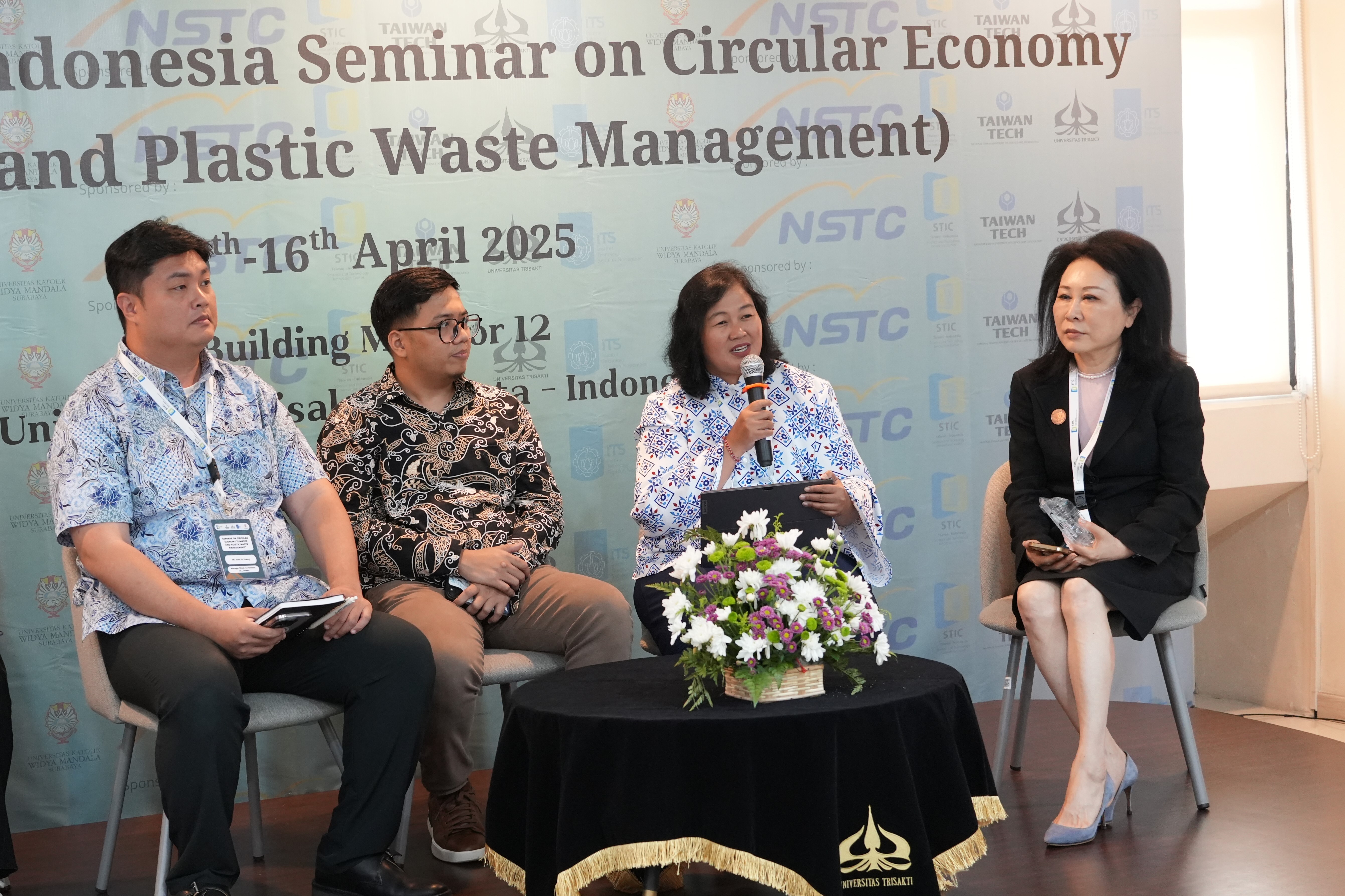 The event also featured a special roundtable forum, where experts engaged in in-depth discussions on waste management and recycling issues, promoting knowledge sharing and collaboration opportunities. From left to right: Yuan-Yu Huang, Manager of Chief An Environmental Engineering Company Ltd. in Taiwan; Andi Manggala Putra, Research and Project Development Director of the Indonesian Plastic Recycling Association; and Zhu-Lan Cheng, Chairman of Li-Tsang Plastics Co., Ltd. in Taiwan.