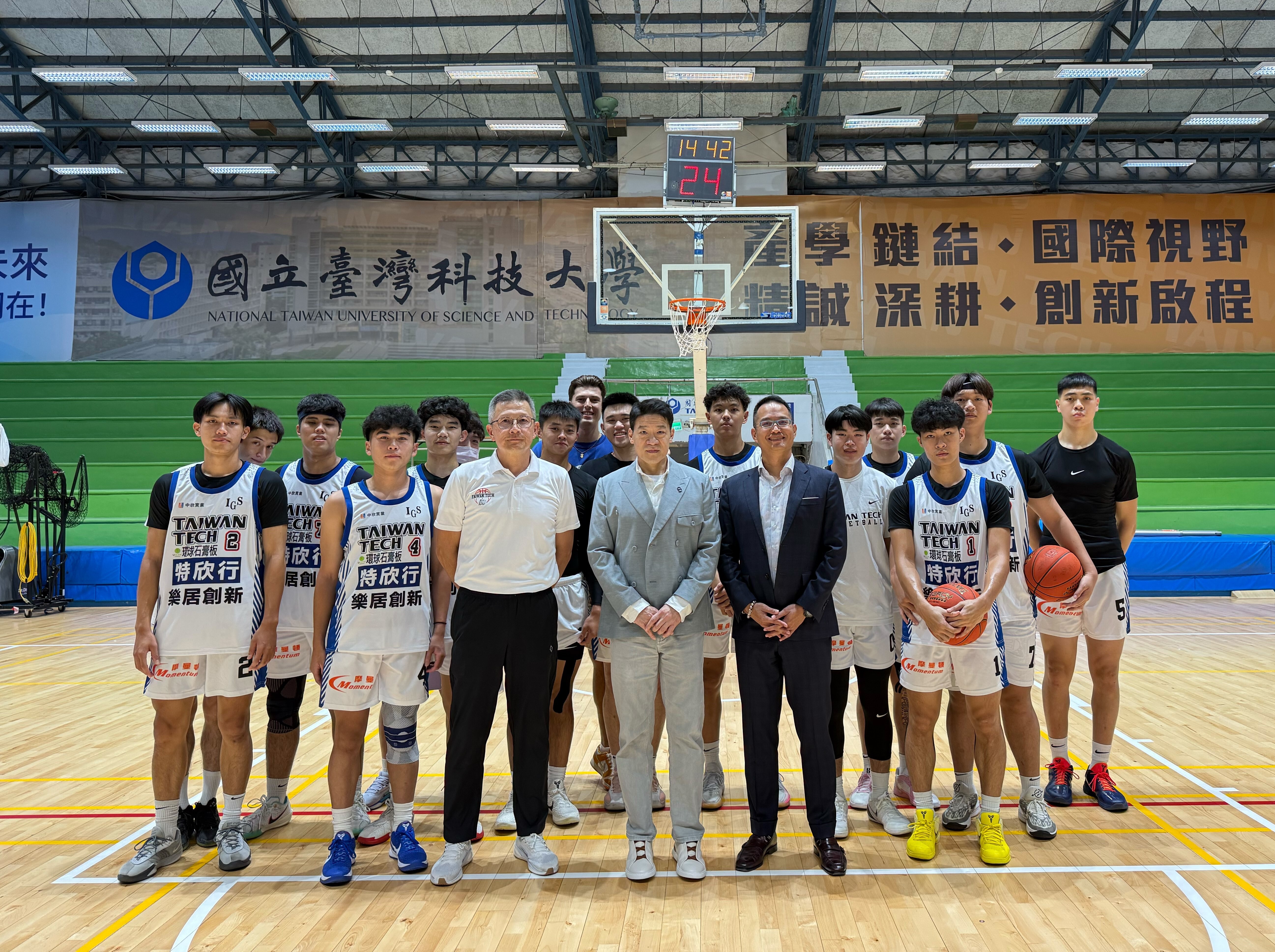 Sigen Electronics continues its basketball scholarship program and has increased sponsorship for the “CBL University Home-and-Away Basketball Invitational”, actively supporting Taiwan Tech in promoting campus sports and intercollegiate exchange. Front row, from left: Taiwan Tech men’s basketball coach Yong-Hsiang Lee, Alchip Chairman and CEO Shen Hsiang-Lin, and Morgan Stanley semiconductor industry analyst James Chan.