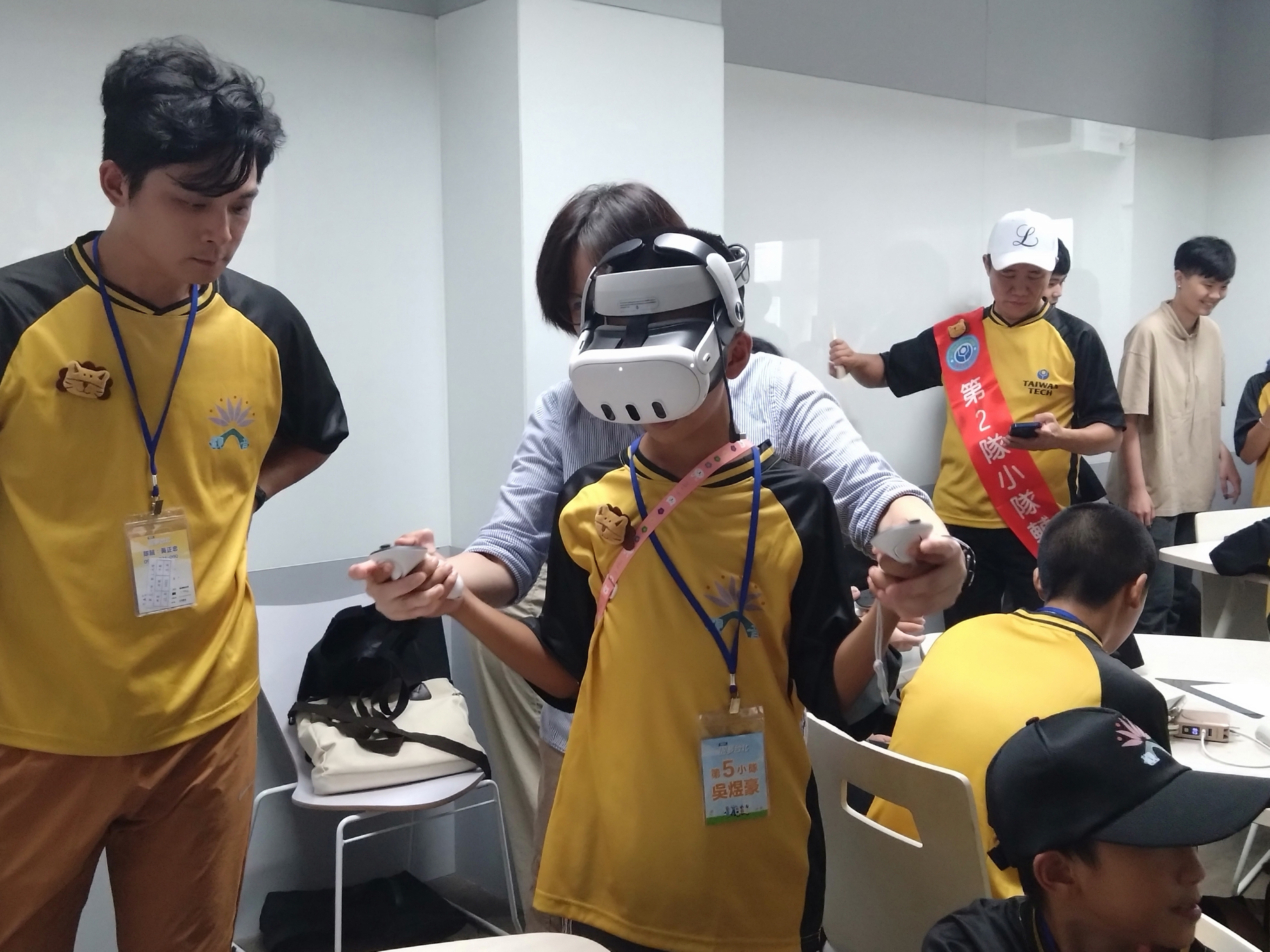 The “Dream Taipei” event allowed every student to experience VR and MR technologies firsthand, immersing themselves in the latest technological marvels and broadening their horizons.