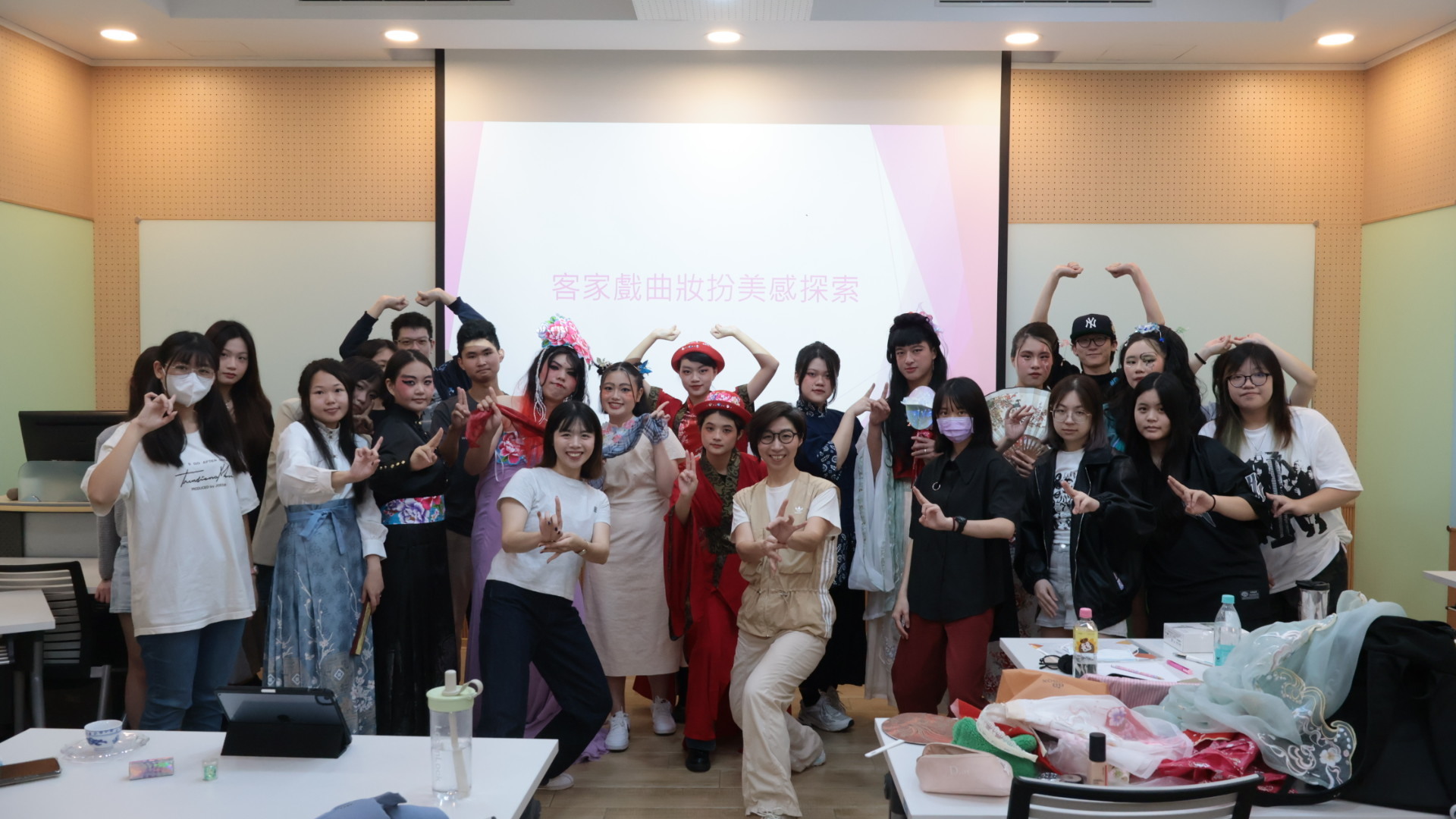 Through this general education course on Hakka culture, the seeds of cultural appreciation have been planted in the hearts of Taiwan Tech students. It is hoped that this effort will serve as a starting point to inspire more people to see, experience, and come to love the richness of Hakka culture.