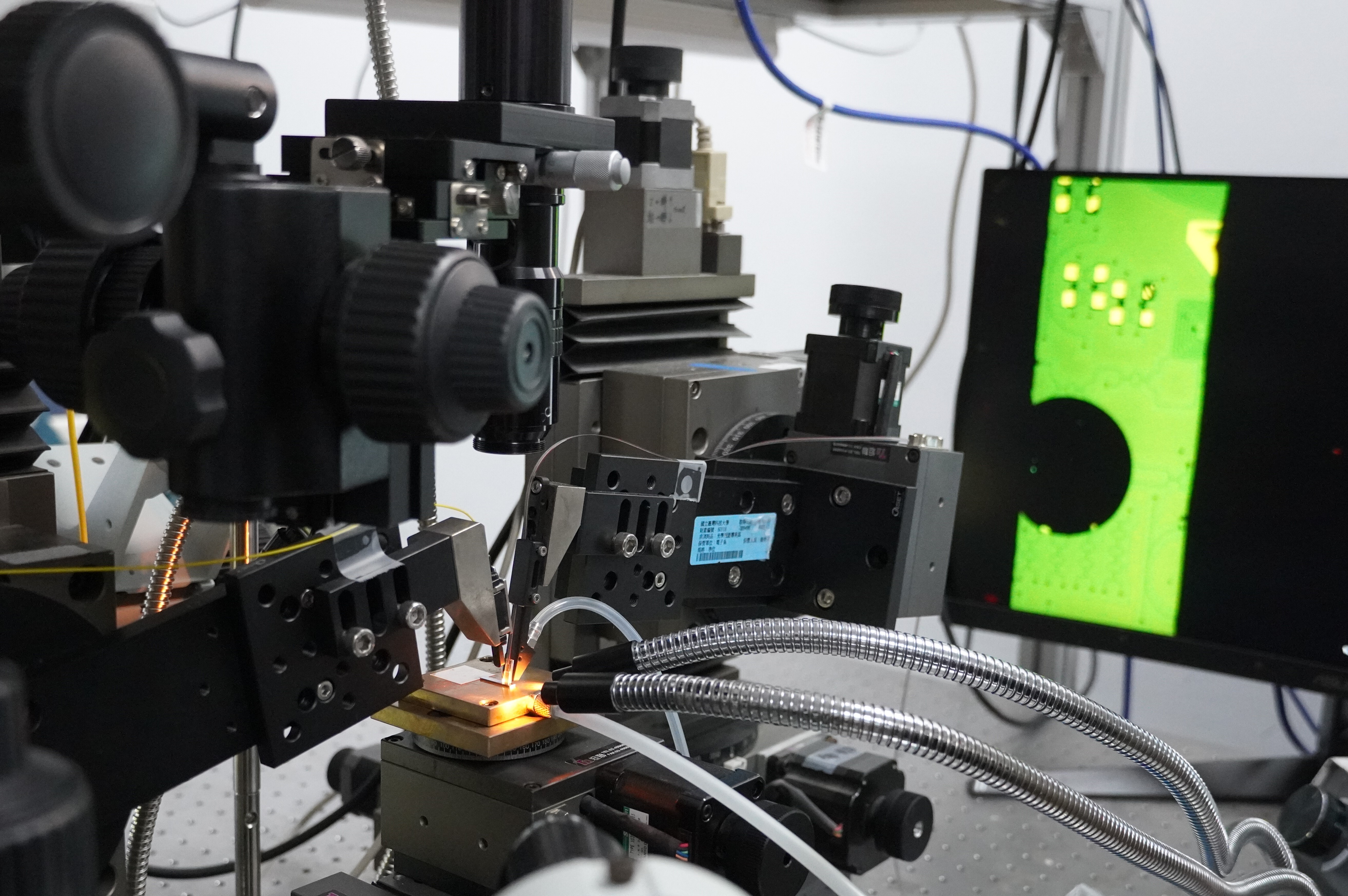 The grating on the silicon chip can couple external light into the silicon photonic device, enhancing signal transmission efficiency while reducing energy consumption.