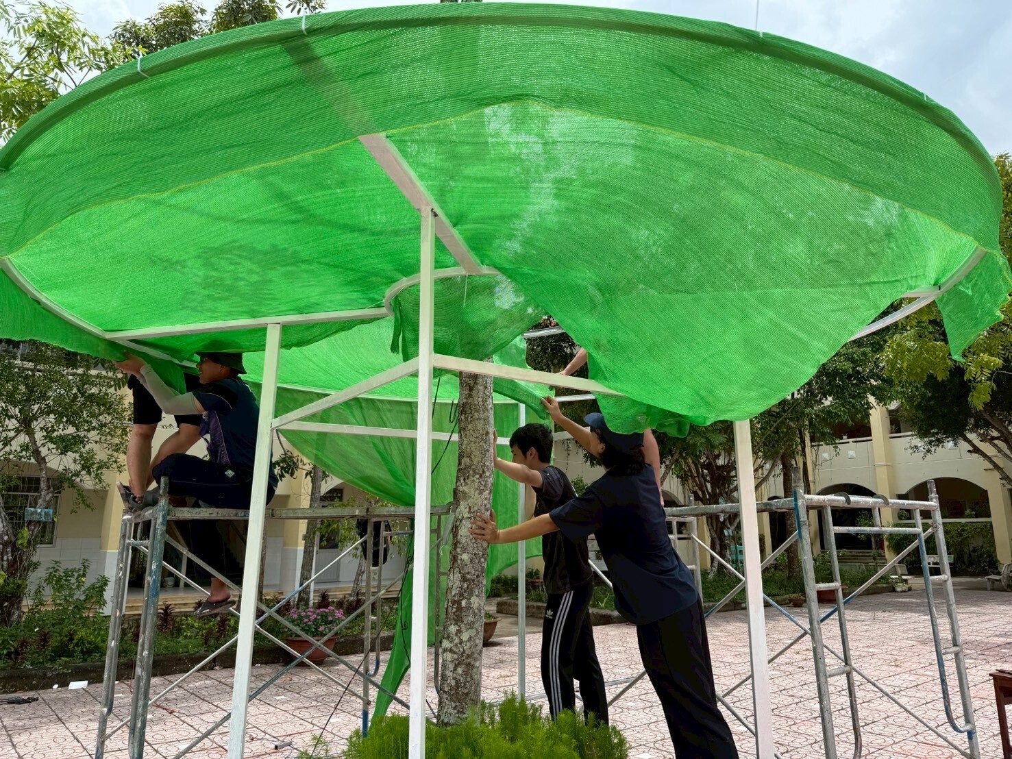 The team set up an outdoor reading corner at Long Tuyen 2 Elementary School in Vietnam, providing children with more learning spaces within the campus.