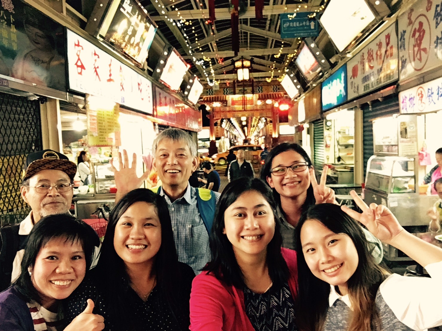 Professor Yi-Hsu Ju (first row, far left) and Professor Jhy-Chern Liu (first row, second from left) from the Department of Chemical Engineering at Taiwan Tech spent their free time guiding Aning Ayucitra (front row, second from right) and other international students through Taiwan’s night markets, providing them with a deeper understanding of Taiwanese culture.