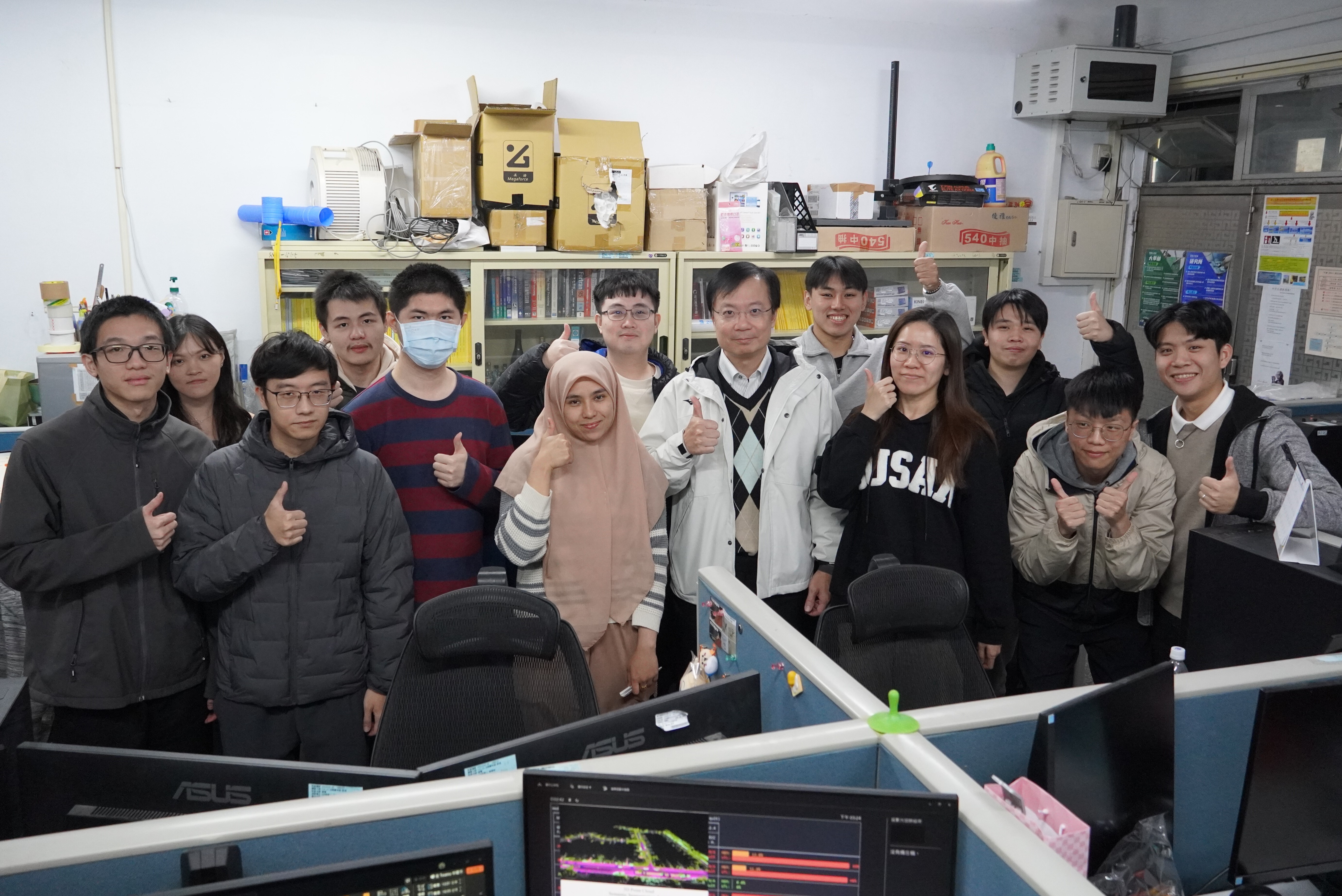 Professor Jing-Ming Guo emphasizes foundational training and critical thinking for his students, encouraging them to regularly read and discuss papers from top international journals to stay updated with academic developments. The photo shows Professor. Guo with his research team and students.