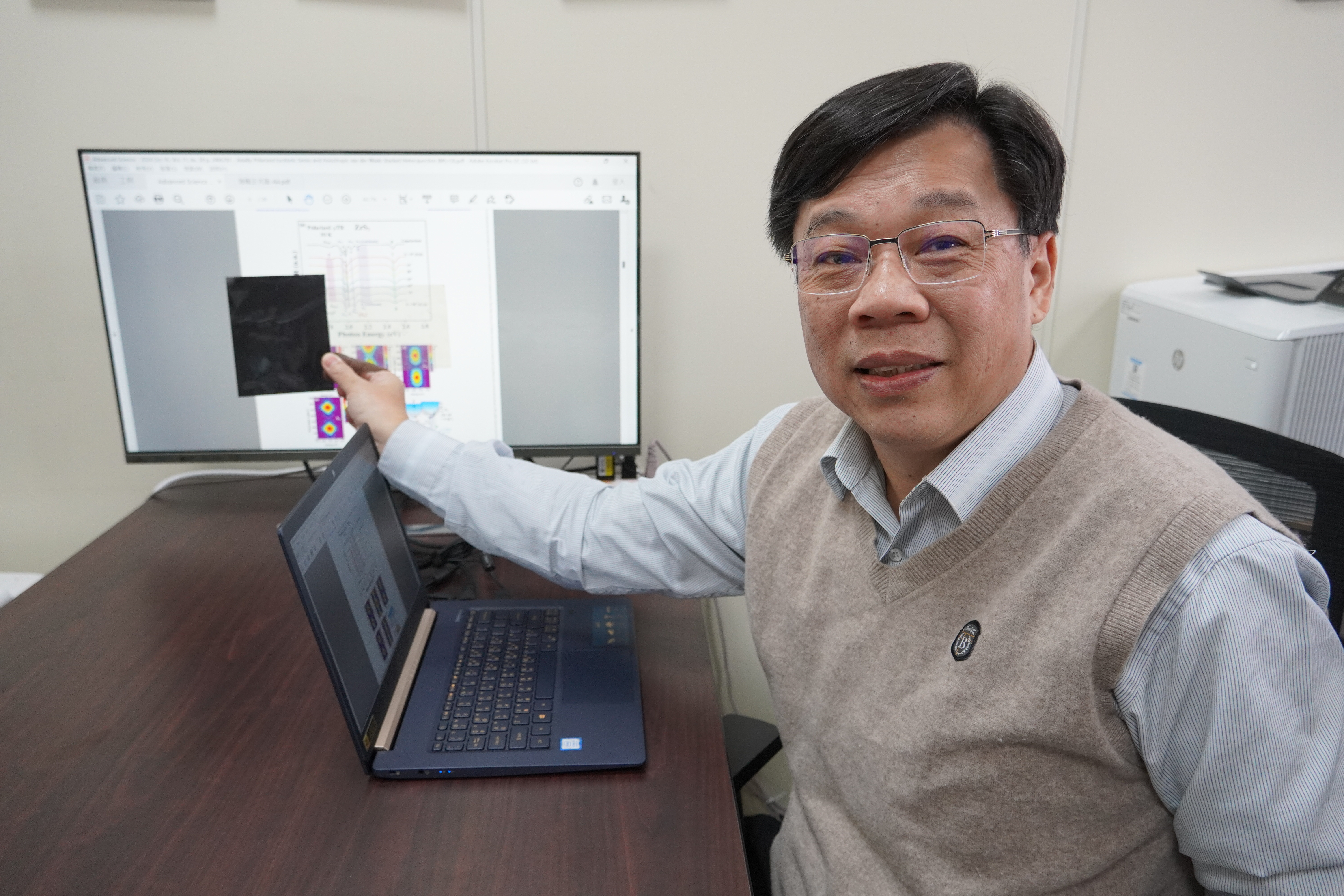 Professor Ching-Hwa Ho from Taiwan Tech used polarizers and computer LCD screens as examples to explain linear polarization and quantum digital states. In the image, the bright area on the right emits polarization light along the b-axis (E||b), which can be viewed as the "1" state. When the polarizer is rotated 90 degrees, the area on the left appears black (E⊥b), representing the “0” state of polarized light.