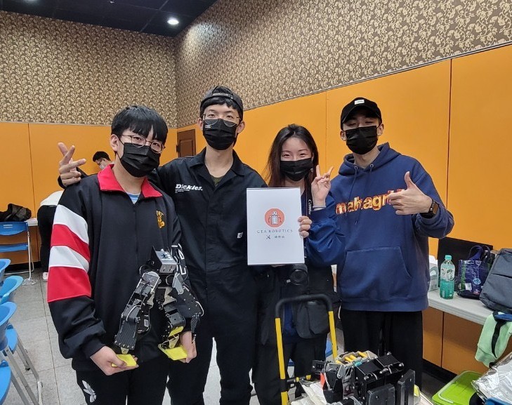 The National Biped Robot Competition was Jui-Chieh Lin’s (first from left) first competition, in which he immediately achieved outstanding results.