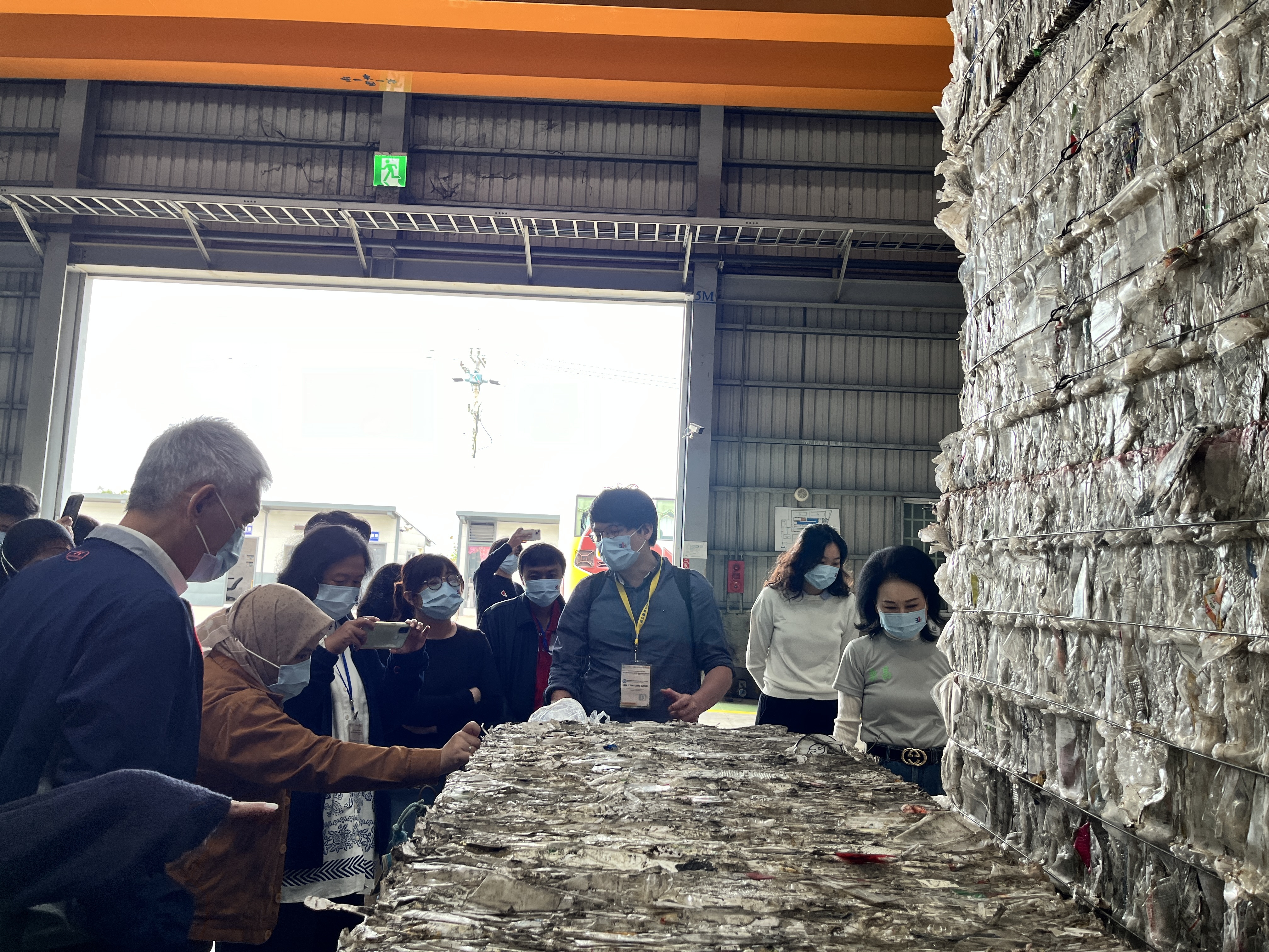 The expert delegation visited Li Tsang Plastics Co., Ltd. to gain an in-depth understanding of the process where post-recycled PET plastic is transformed into clean, transparent plastic particles through various procedures.