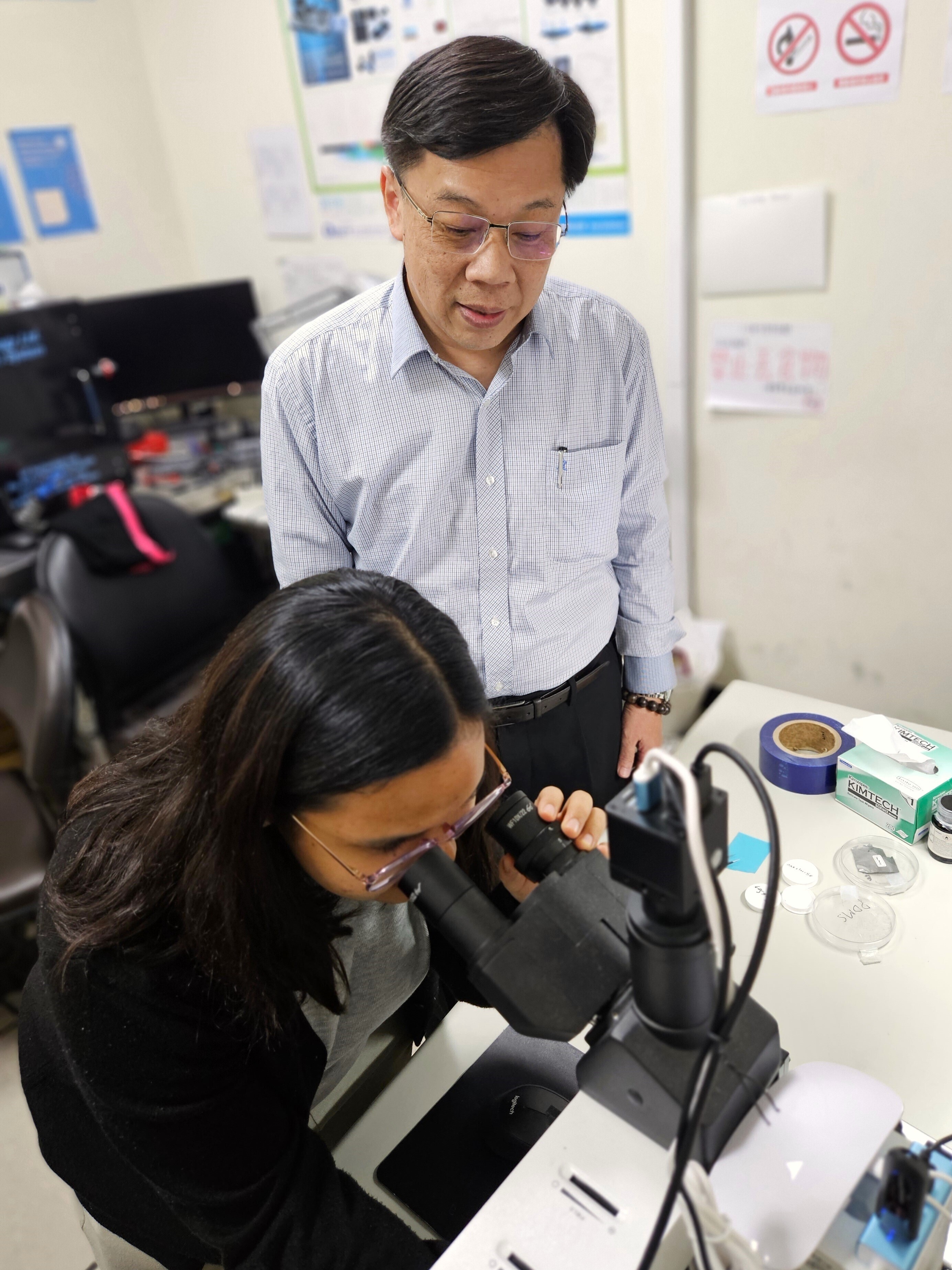 Professor Ching-Hwa Ho (right) from Taiwan Tech and his student, Adzilah Shahna Rosyadi, are working together in the lab to develop stacked polarized light solar cells and photodetector diodes.