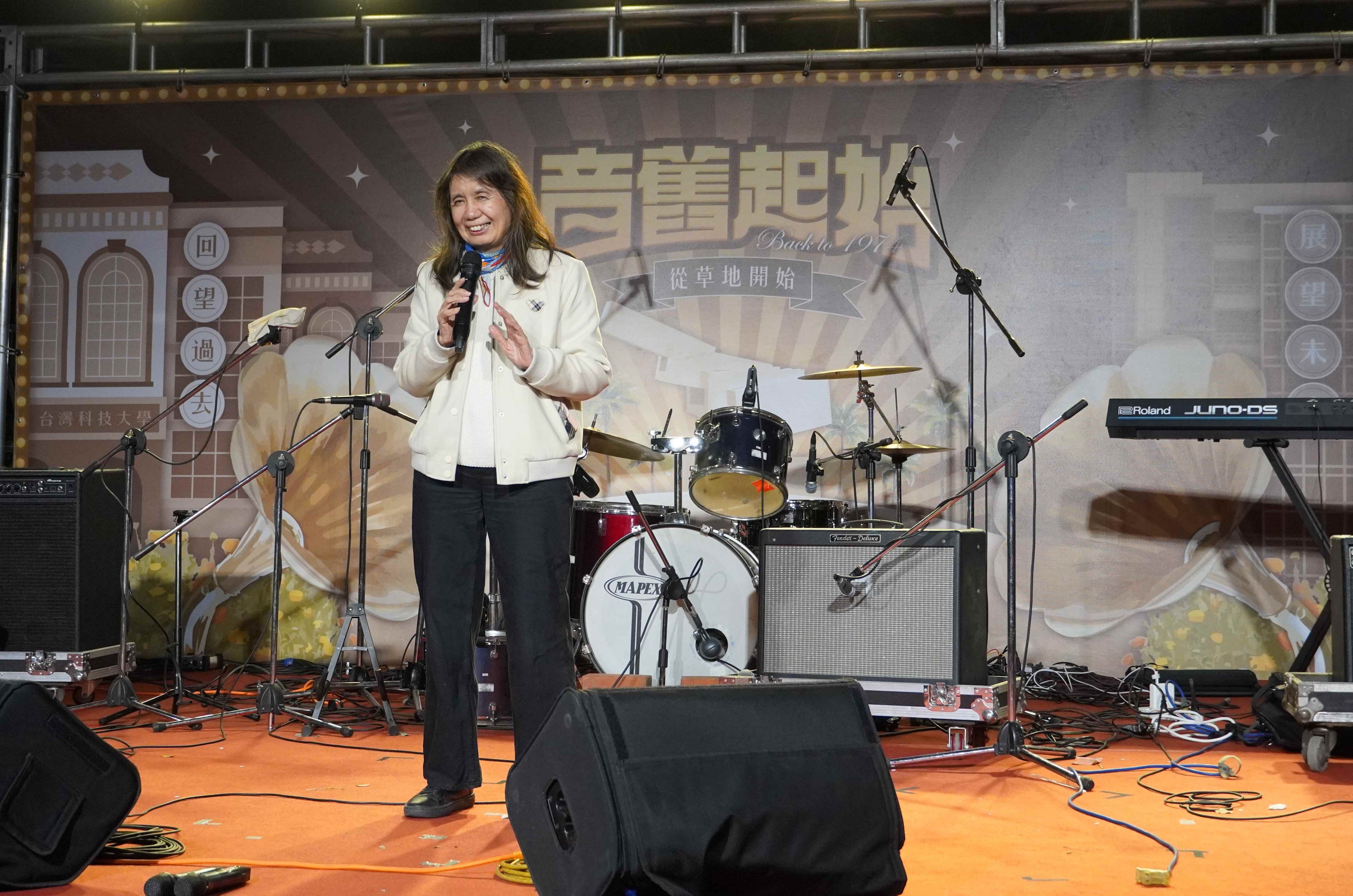 Dean of Student Affairs Hui-Jun Wang delivered a speech.