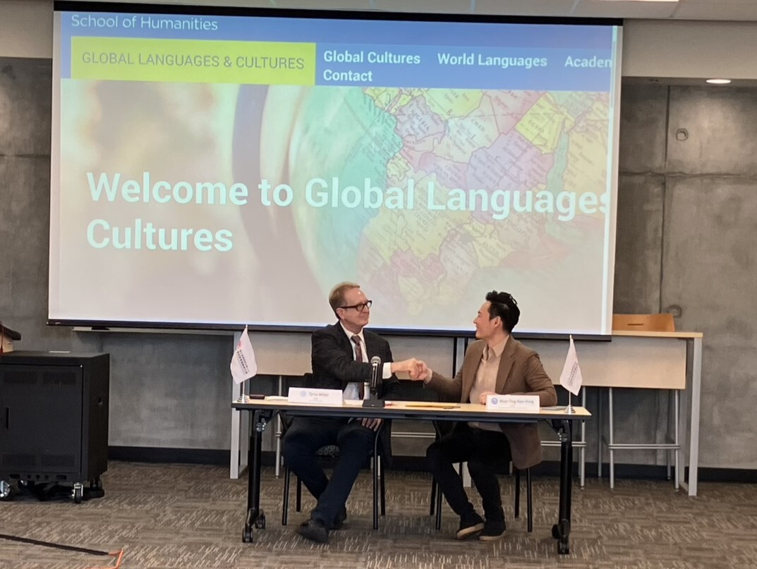 Dean of College of Liberal Arts and Social Sciences from Taiwan Tech Dean and Director of Office of Bilingual Education Initiatives Shao-Ting Hung and Dean of UC Irvine College of Humanities Tyrus Miller jointly sign a memorandum of understanding.